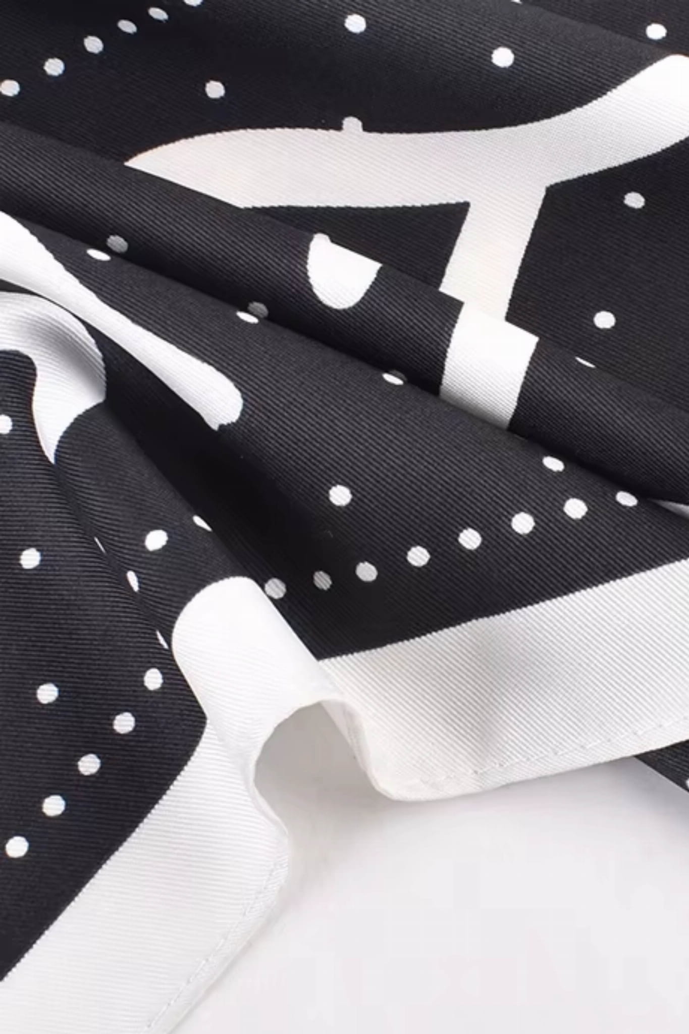 Apaszka w użyciu, stylowo przewiązana wokół szyi, dodająca charakteru każdej stylizacji | KAMEA | Spironik.pl