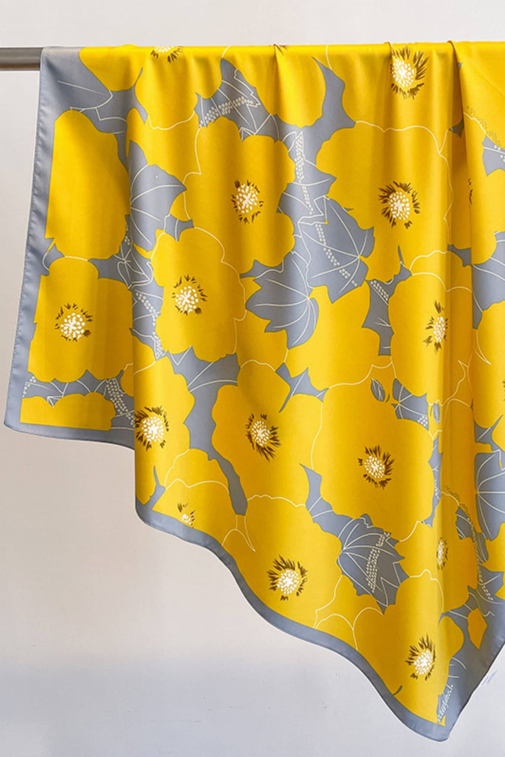 Widok z boku apaszki „Letni Blask” z wyraźnym kontrastem żółtego i szarego koloru | KAMEA | Spironik.pl