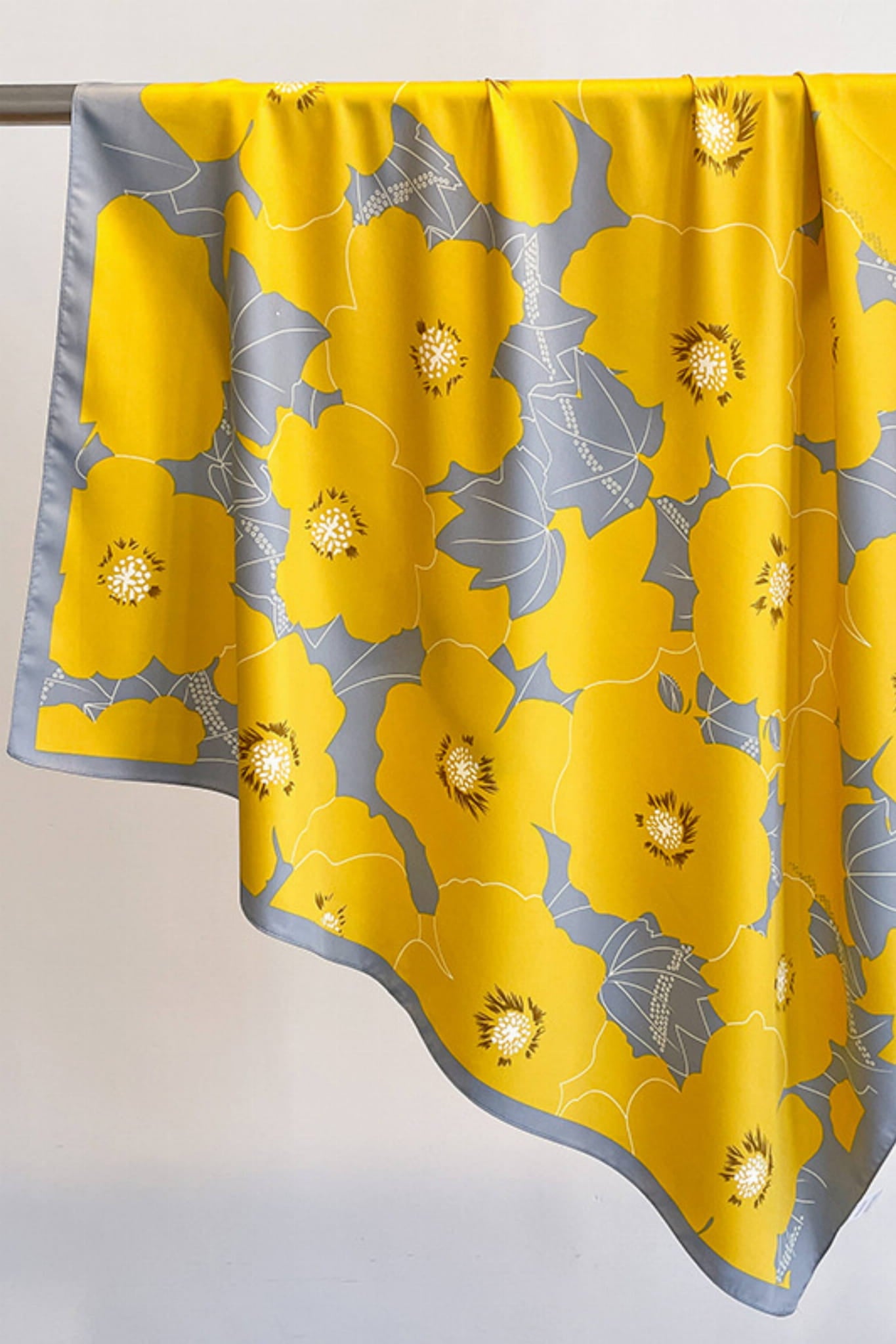 Widok z boku apaszki „Letni Blask” z wyraźnym kontrastem żółtego i szarego koloru | KAMEA | Spironik.pl