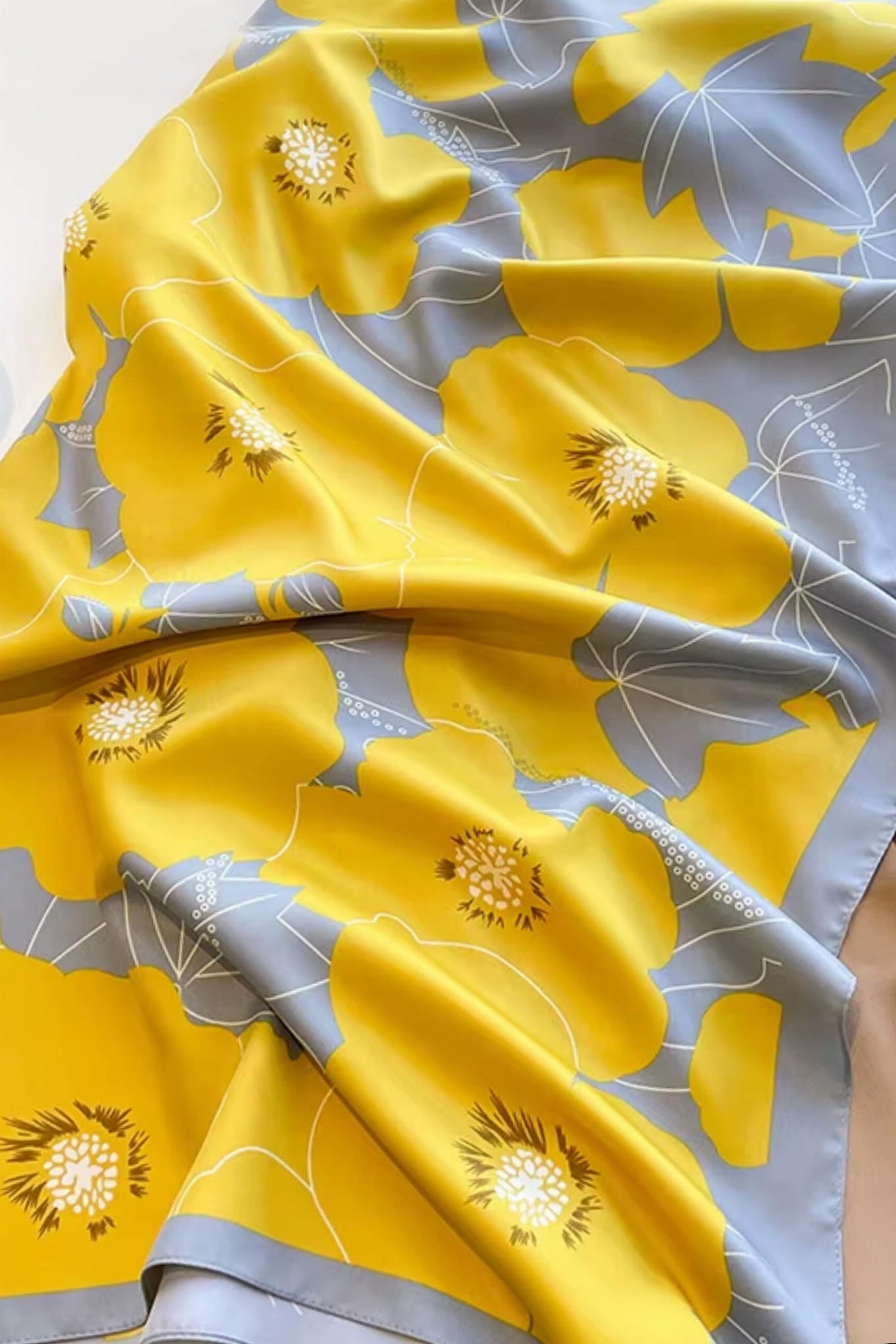 Apaszka damska w użyciu, stylowo związana na szyi, podkreślająca letni look | KAMEA | Spironik.pl