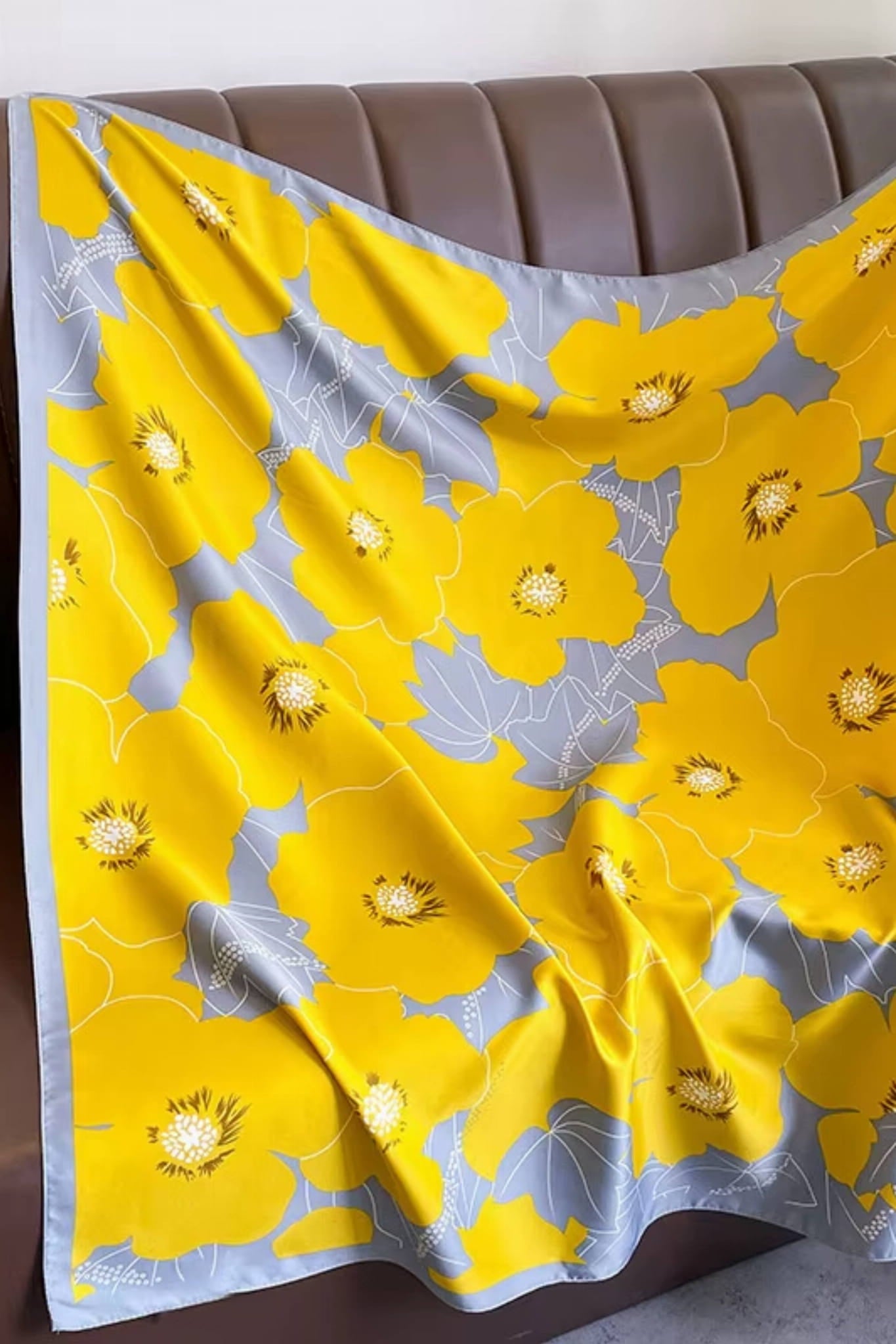 Apaszka 90x90 cm z kwiatowym wzorem, doskonała jako dodatek do torebki lub na szyję | KAMEA | Spironik.pl