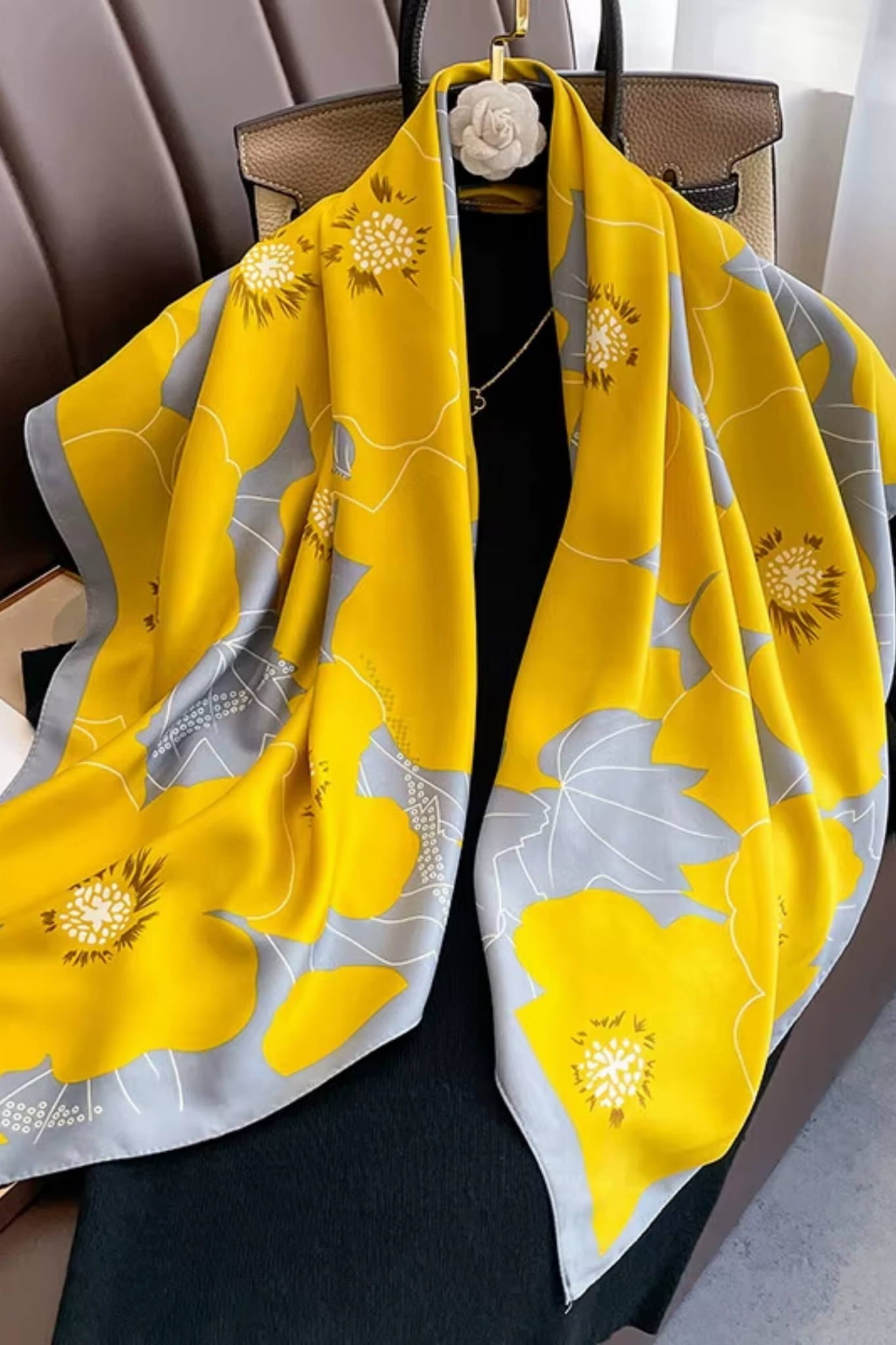 Apaszka w stylu casual, idealna na letnie dni, z roślinnym motywem w intensywnych barwach | KAMEA | Spironik.pl