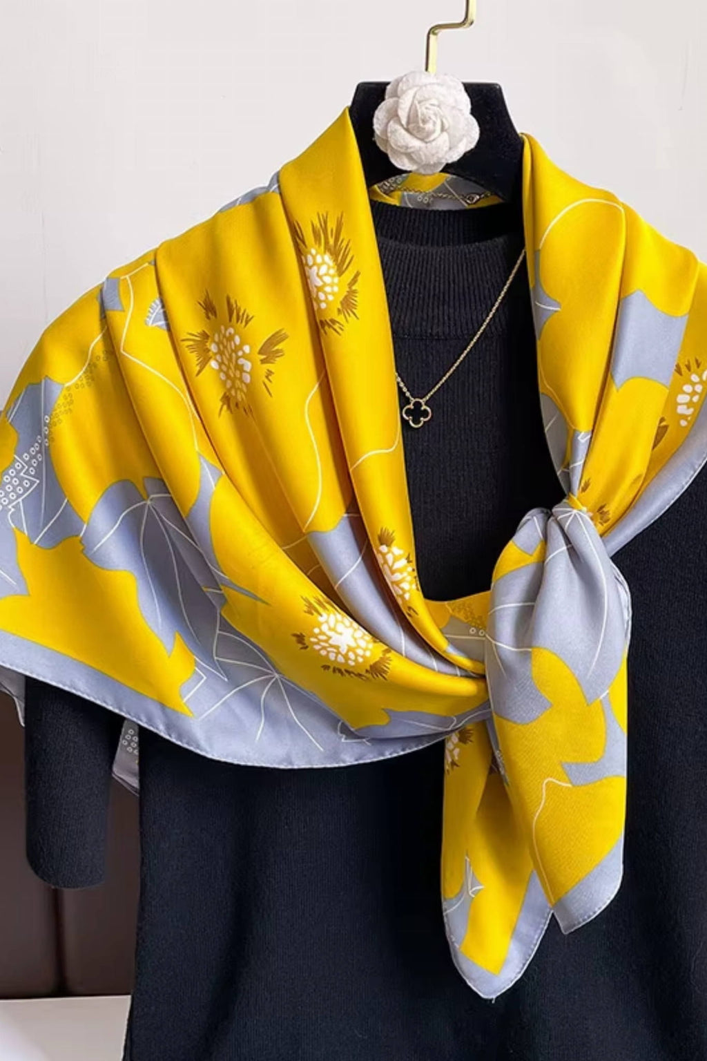 Przód apaszki „Letni Blask” z widocznym wzorem i kolorami, idealna na różne okazje | KAMEA | Spironik.pl