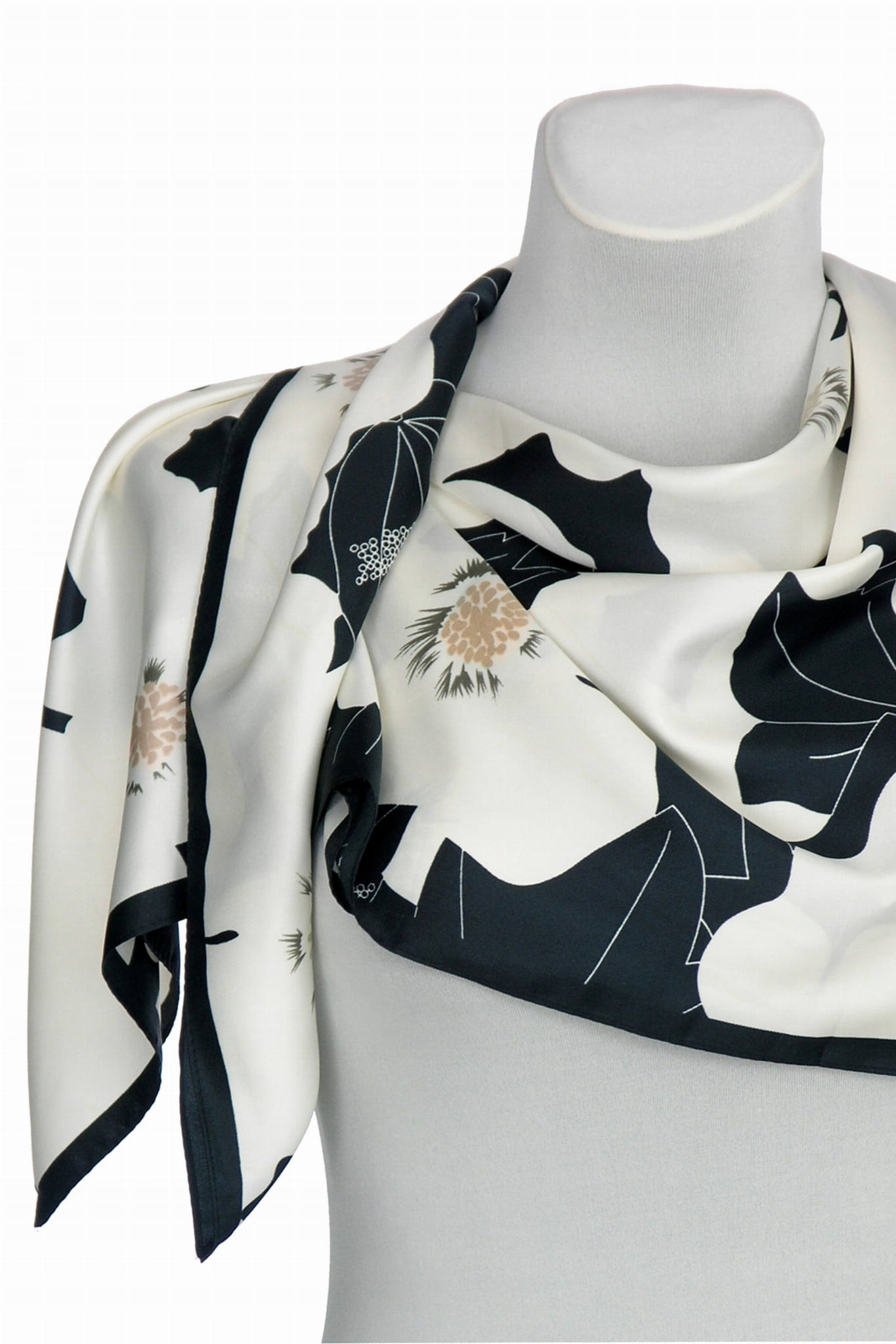 Apaszka w użyciu, stylowo związana na szyi, dodająca elegancji codziennej stylizacji | KAMEA | Spironik.pl