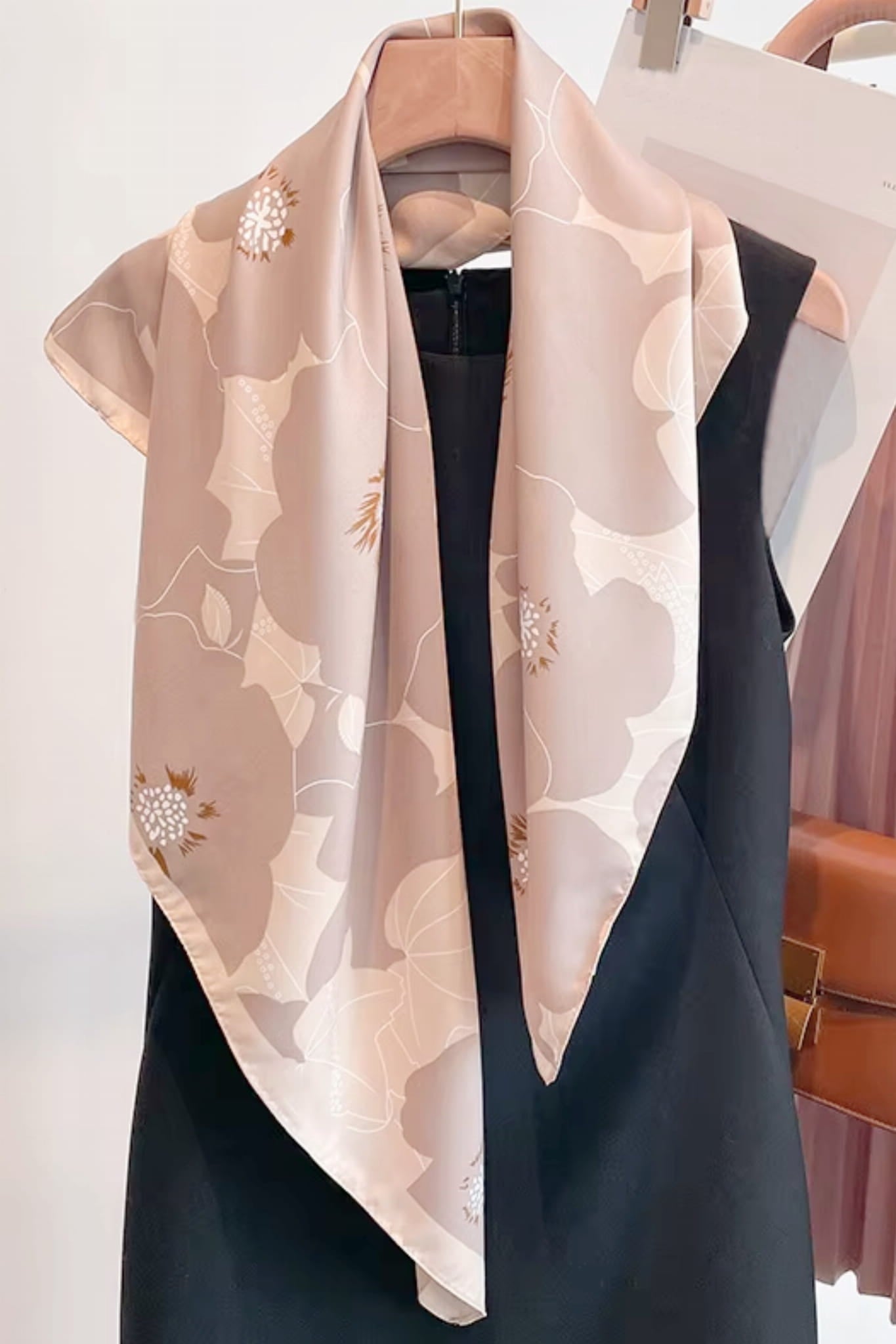 Detal apaszki „Beżowy Kwiatowy Styl” z imitacji jedwabiu, ukazujący subtelny połysk | KAMEA | Spironik.pl