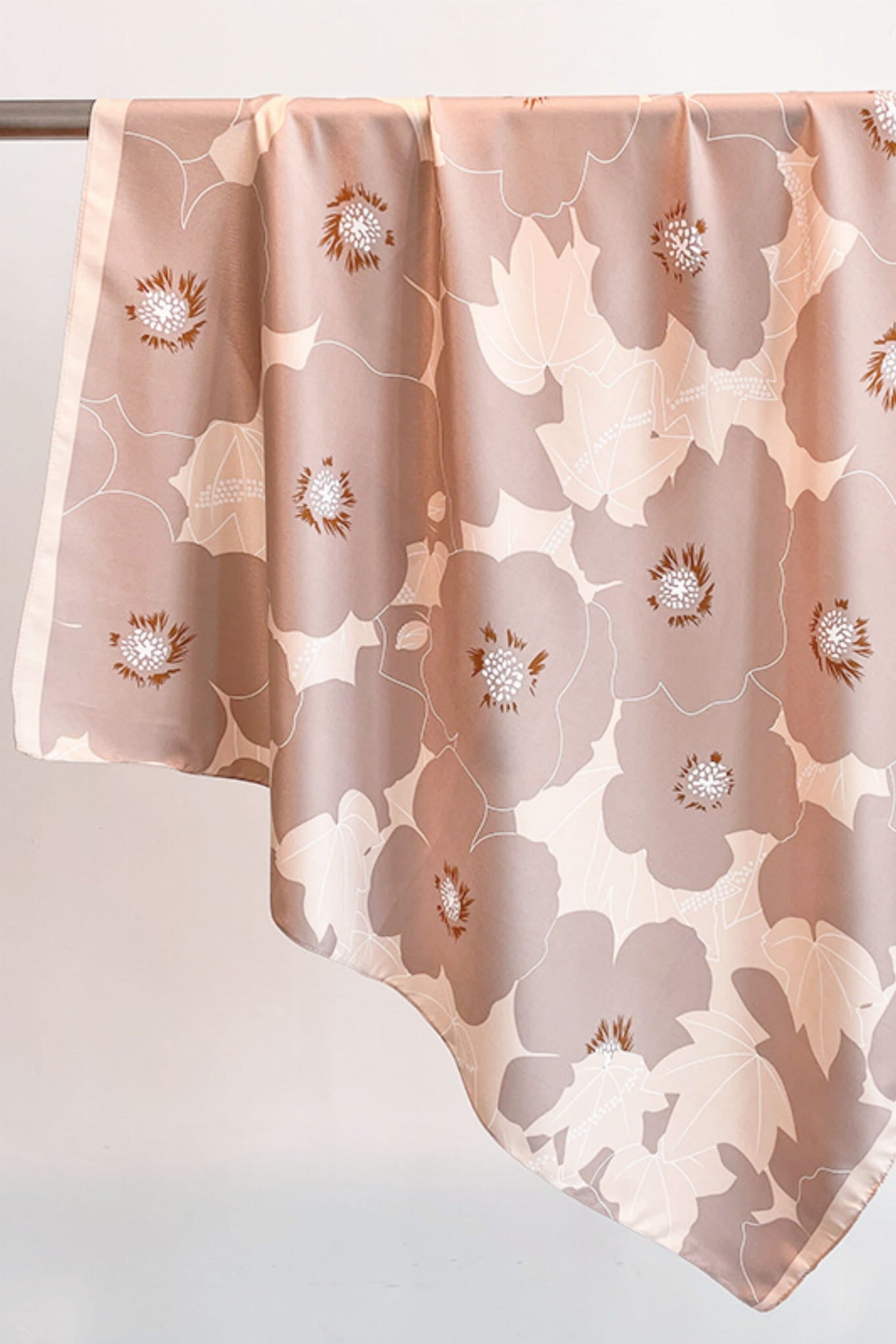 Apaszka w użyciu, stylowo związana na szyi, idealna do eleganckich stylizacji | KAMEA | Spironik.pl