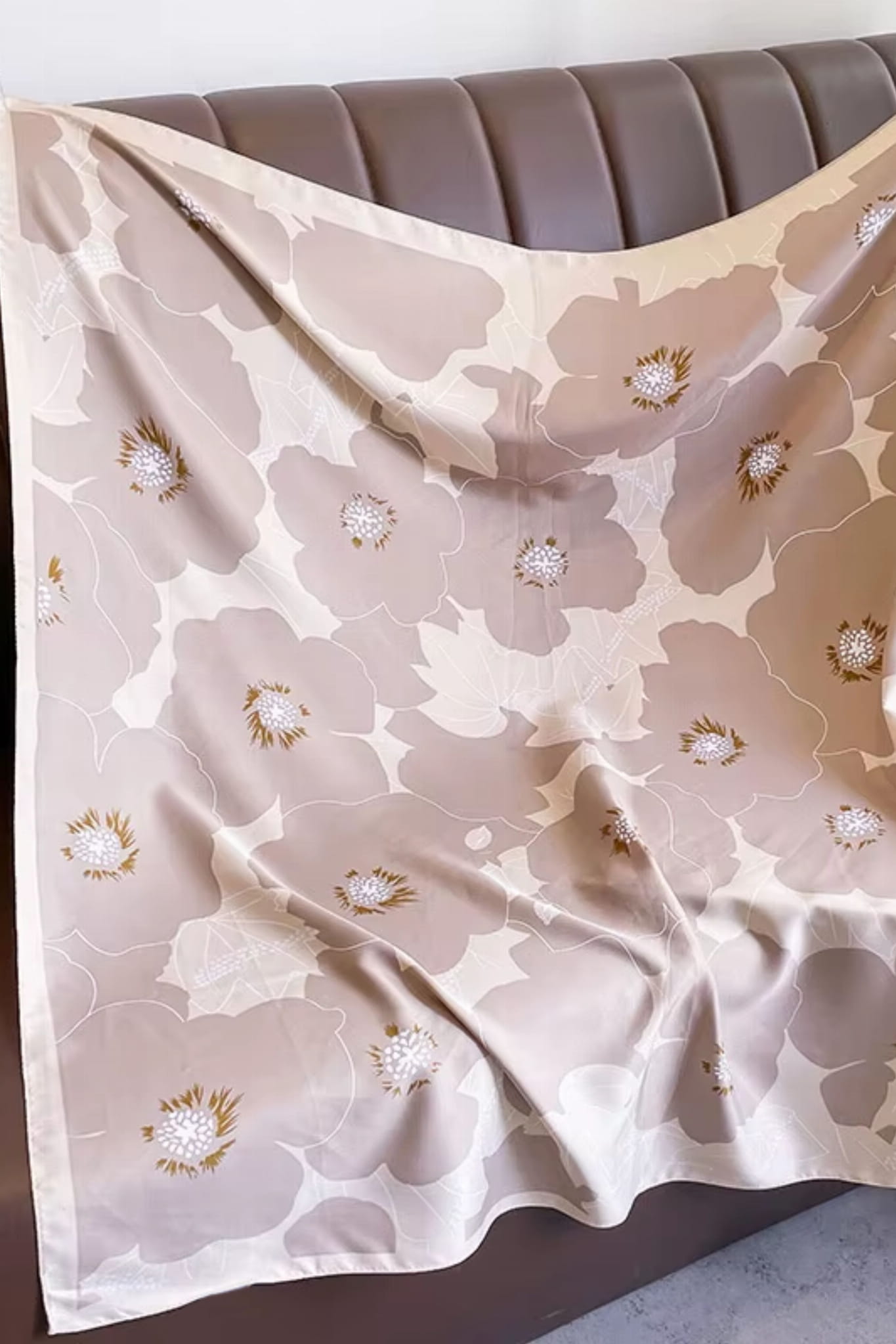 Widok z boku apaszki „Beżowy Kwiatowy Styl”, podkreślający jej miękkość i fakturę | KAMEA | Spironik.pl