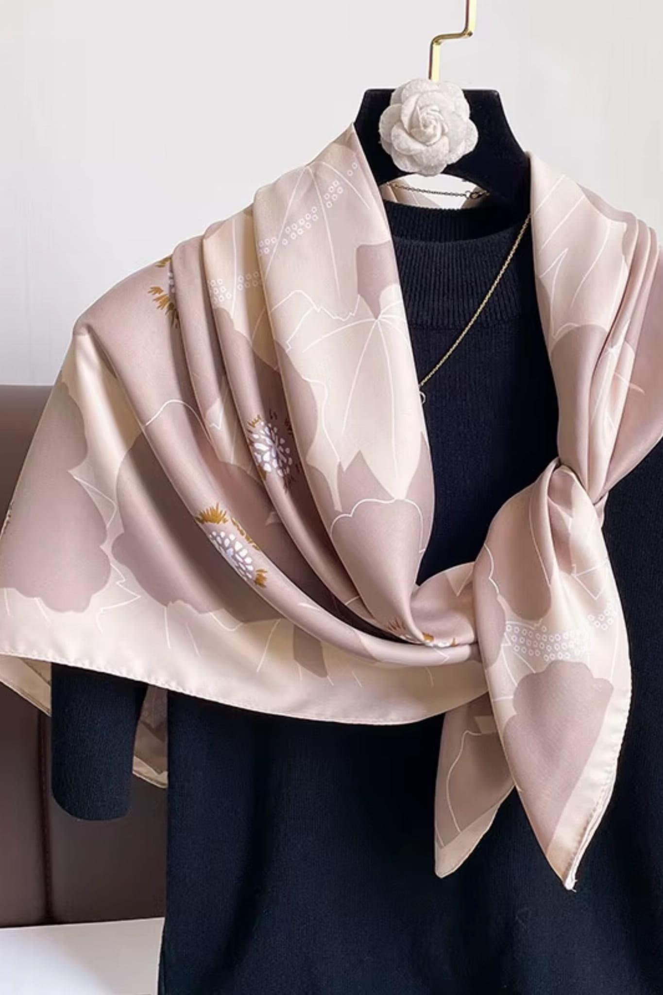 Apaszka 90x90 cm z kwiatowym wzorem, doskonała jako dodatek do torebki | KAMEA | Spironik.pl