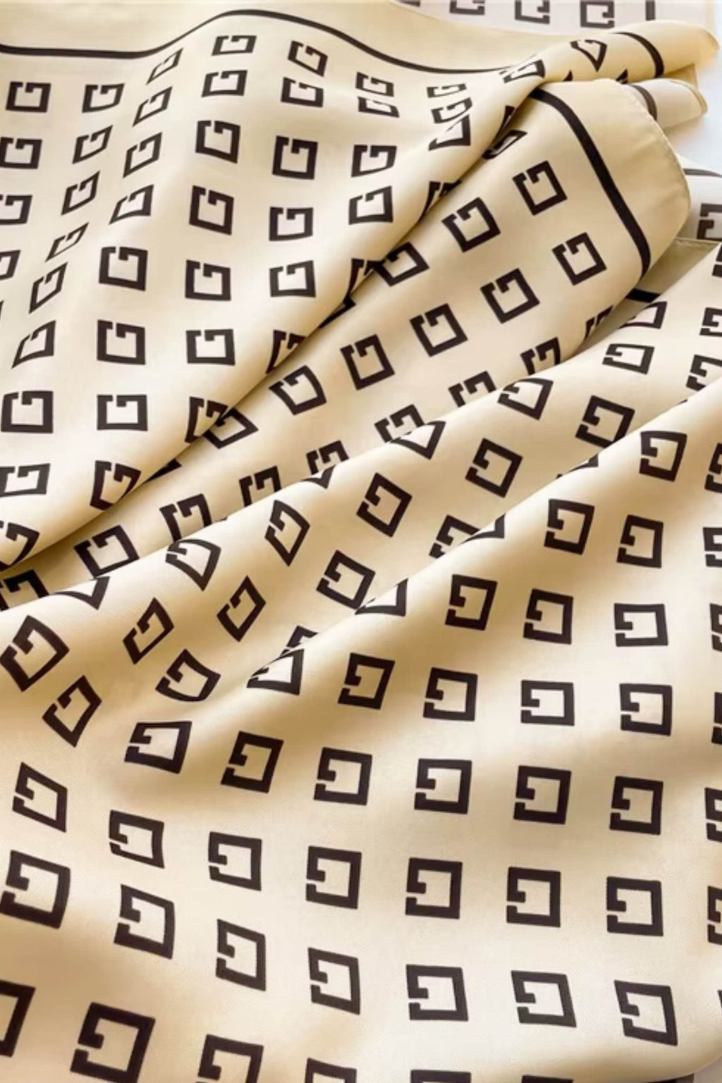 Apaszka beżowa w czarny wzór, widok z boku, idealna do stylizacji na każdą porę roku | KAMEA | Spironik.pl