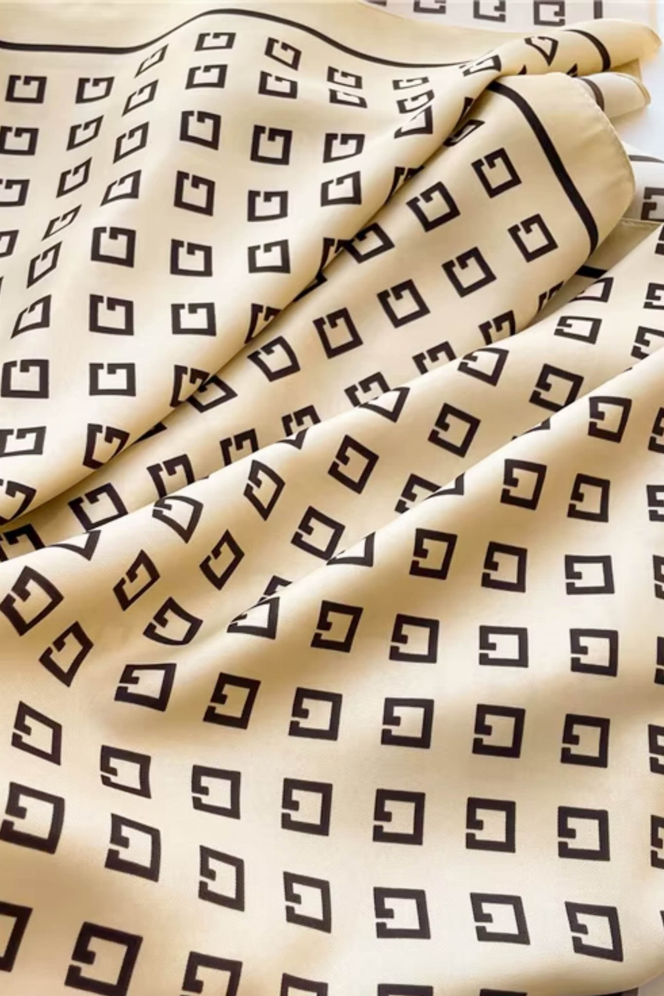 Apaszka beżowa w czarny wzór, widok z boku, idealna do stylizacji na każdą porę roku | KAMEA | Spironik.pl