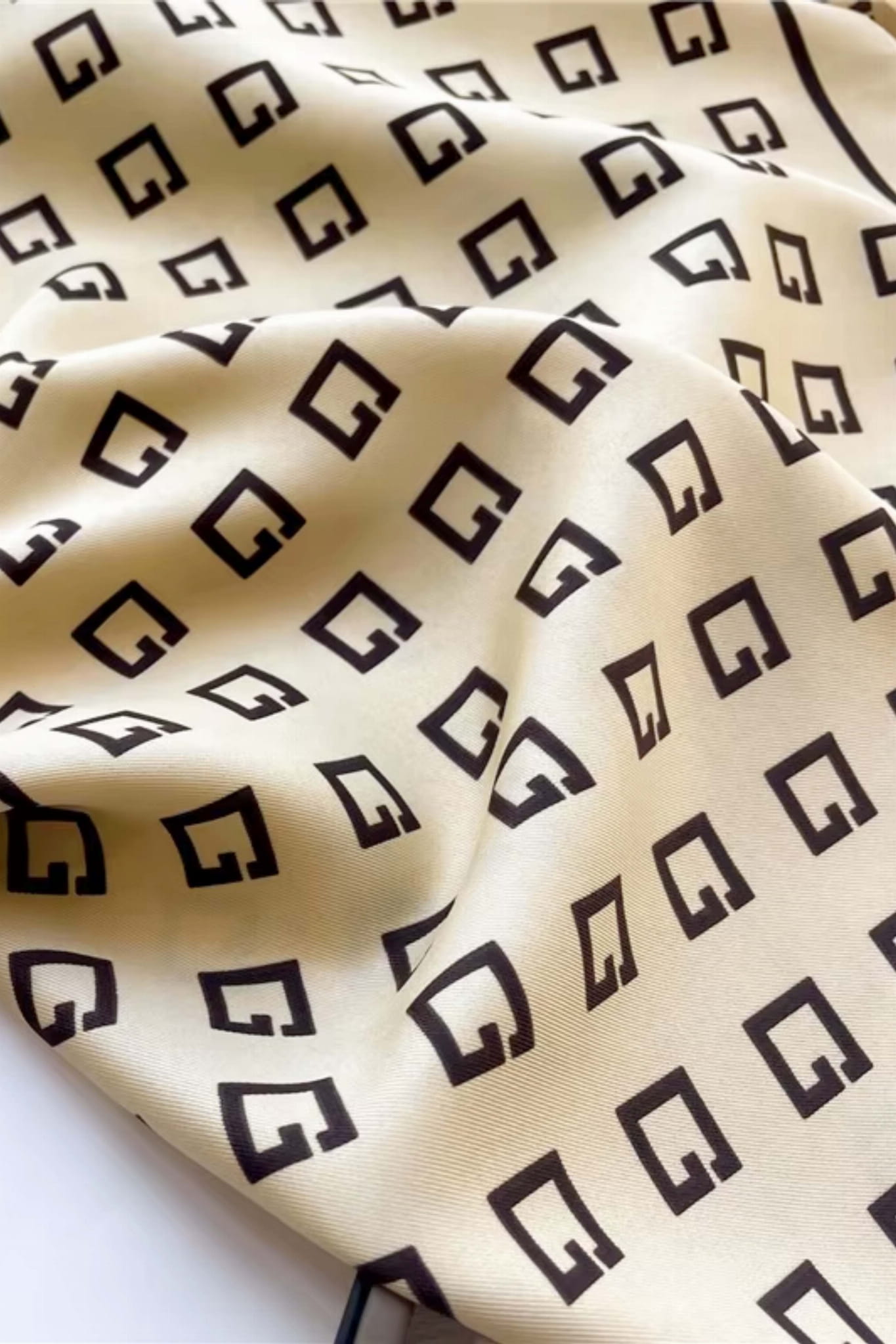 Apaszka w użyciu, stylizacja z beżową apaszką w geometryczny wzór na szyi | KAMEA | Spironik.pl