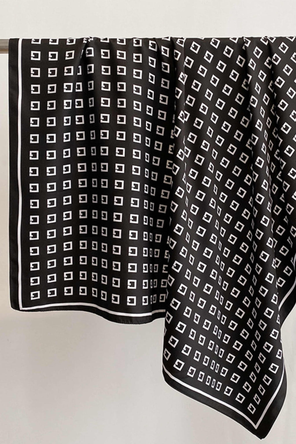 Detal apaszki z satynowego poliestru, ukazujący lekki połysk i miękką fakturę materiału | KAMEA | Spironik.pl