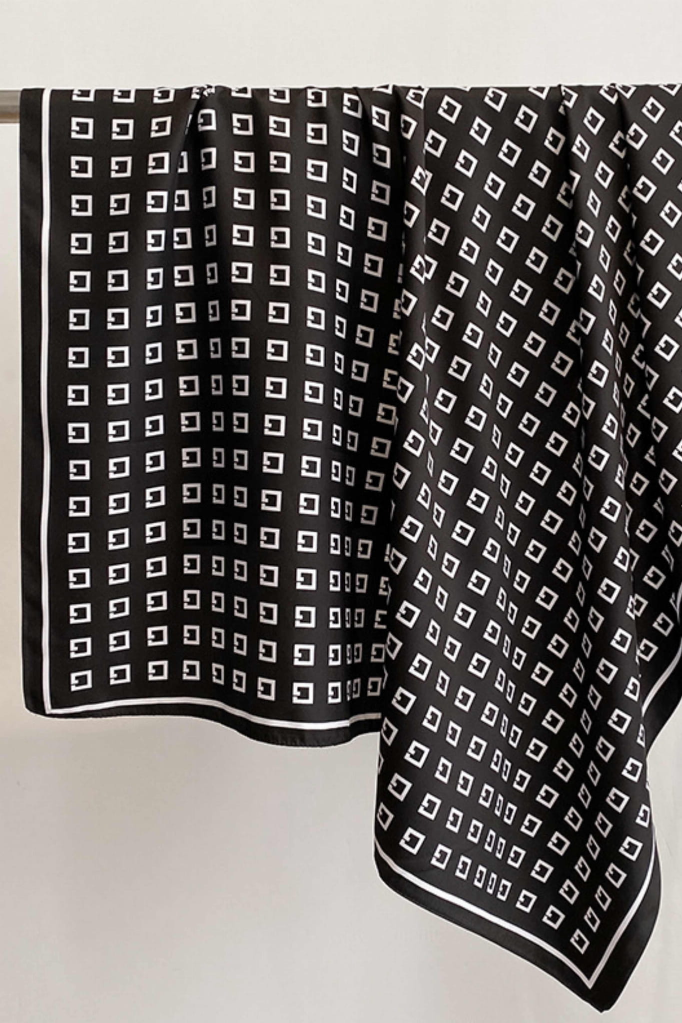 Detal apaszki z satynowego poliestru, ukazujący lekki połysk i miękką fakturę materiału | KAMEA | Spironik.pl