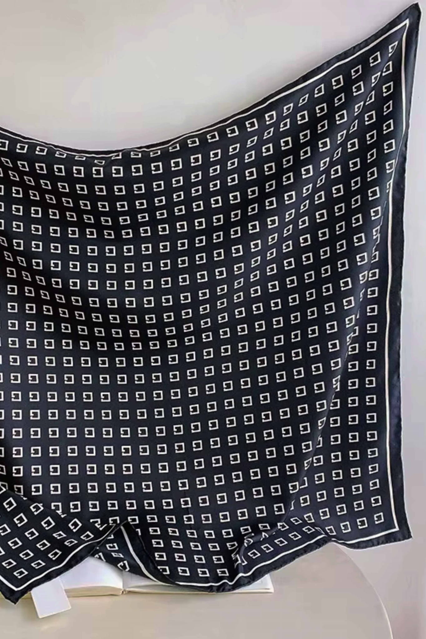 Zbliżenie na czarną apaszkę, ukazujące detale wzoru i jakość wykonania | KAMEA | Spironik.pl