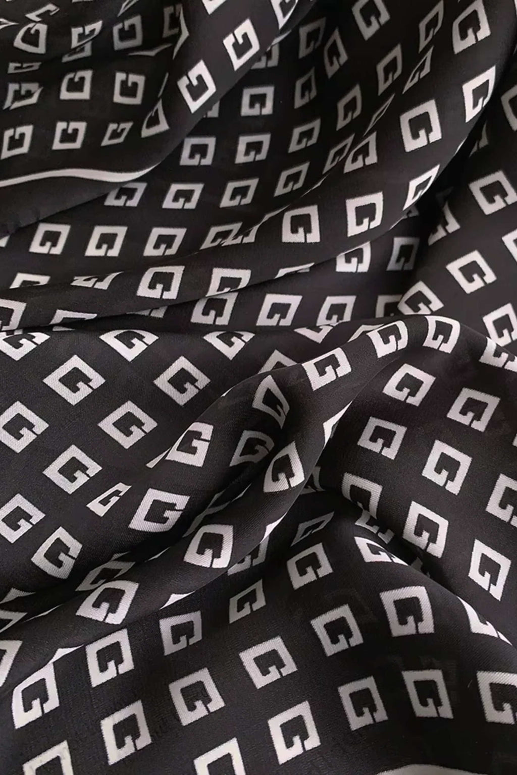 Apaszka o wymiarach 90x90 cm, doskonała do noszenia na szyi lub jako dodatek do torebki | KAMEA | Spironik.pl