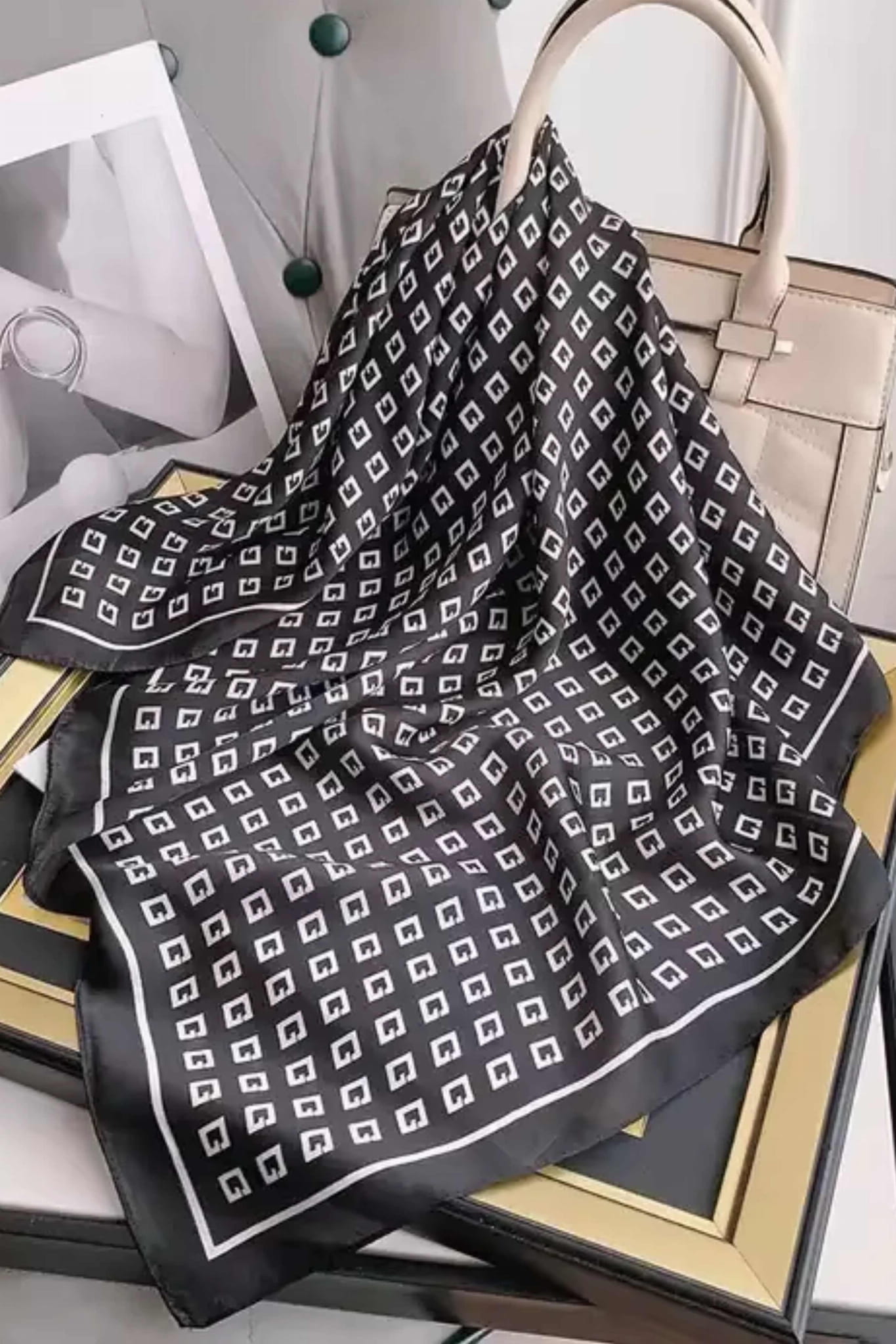 Apaszka w użyciu, stylowo zawiązana na szyi, dodająca elegancji codziennej stylizacji | KAMEA | Spironik.pl