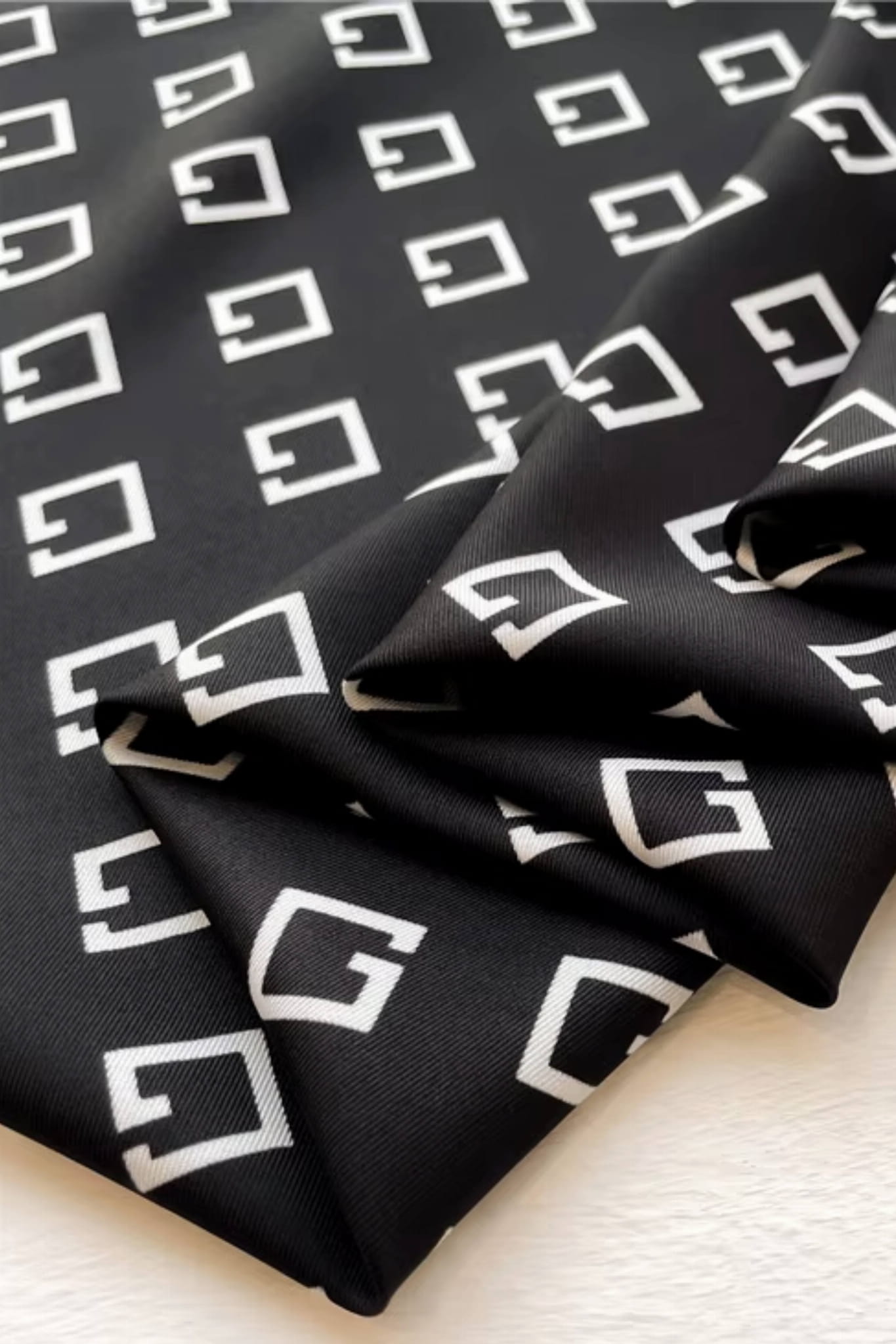 Geometryczny wzór na czarnej apaszce, łączący nowoczesność z klasycznym stylem | KAMEA | Spironik.pl