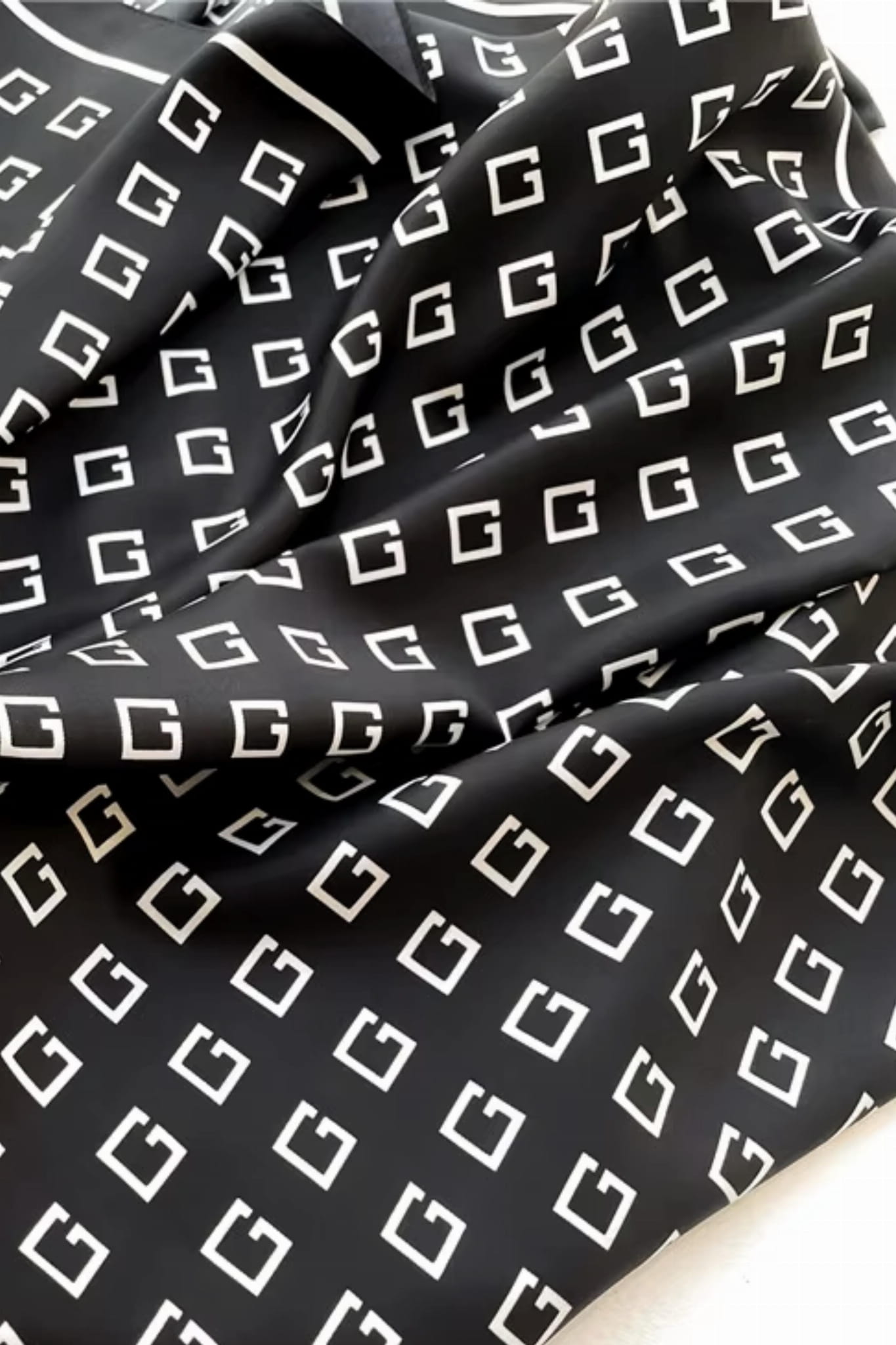 Apaszka w minimalistycznym stylu, prezentująca symetryczne kwadraty w siatce | KAMEA | Spironik.pl