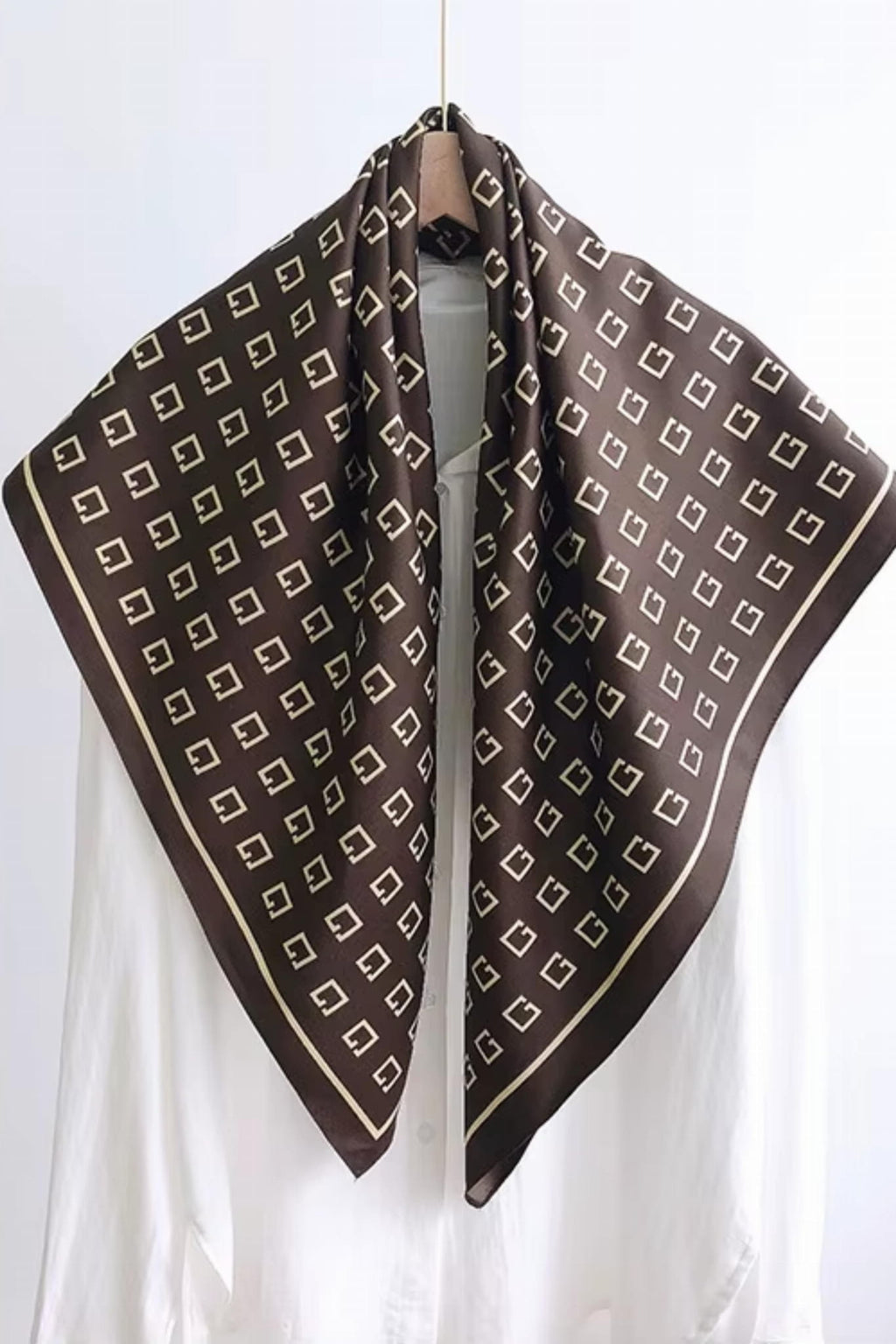 Apaszka o wymiarach 90x90 cm, układana na stole w naturalnym świetle | KAMEA | Spironik.pl