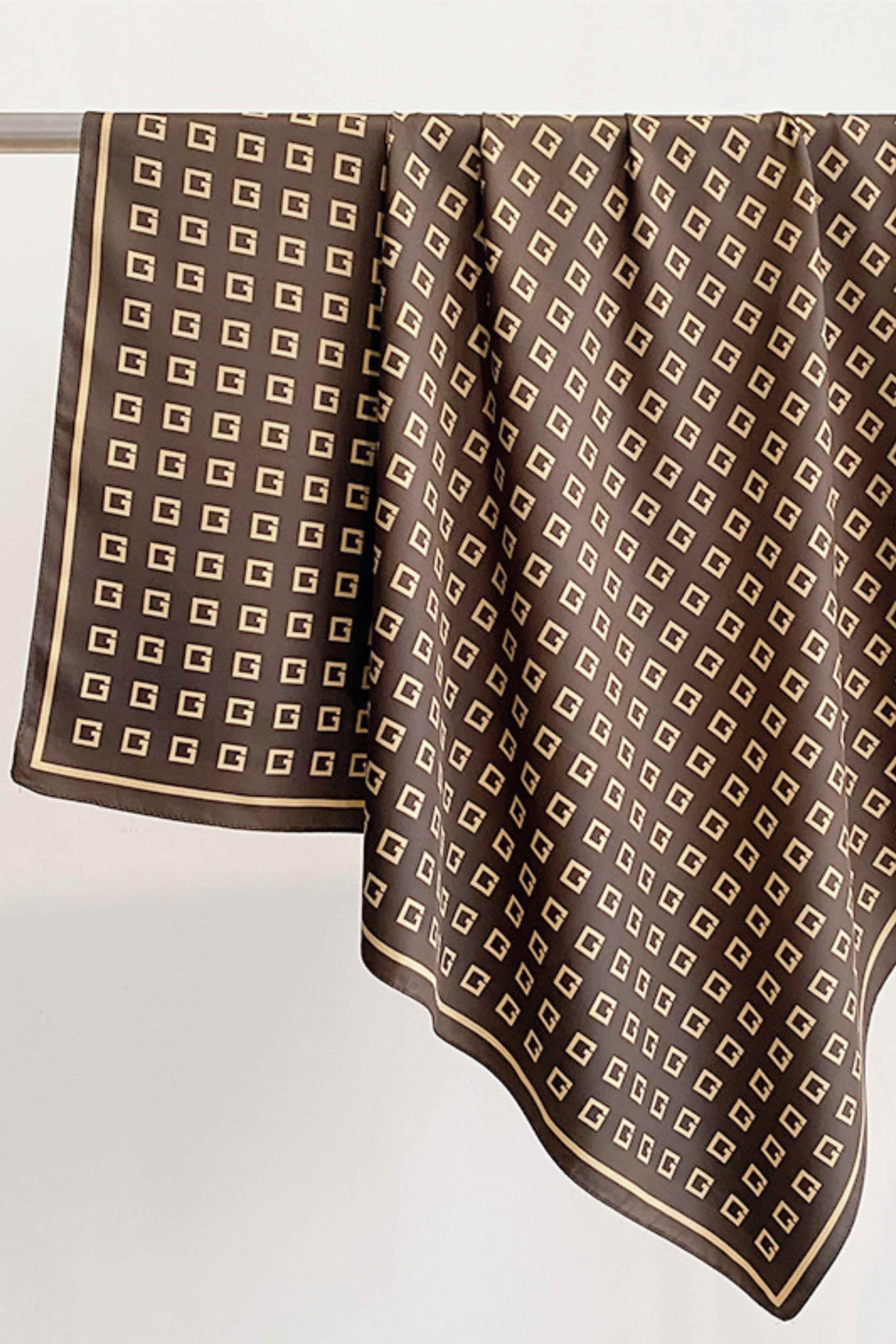 Detal gładkiego, satynowego materiału apaszki w ciemnym brązie | KAMEA | Spironik.pl