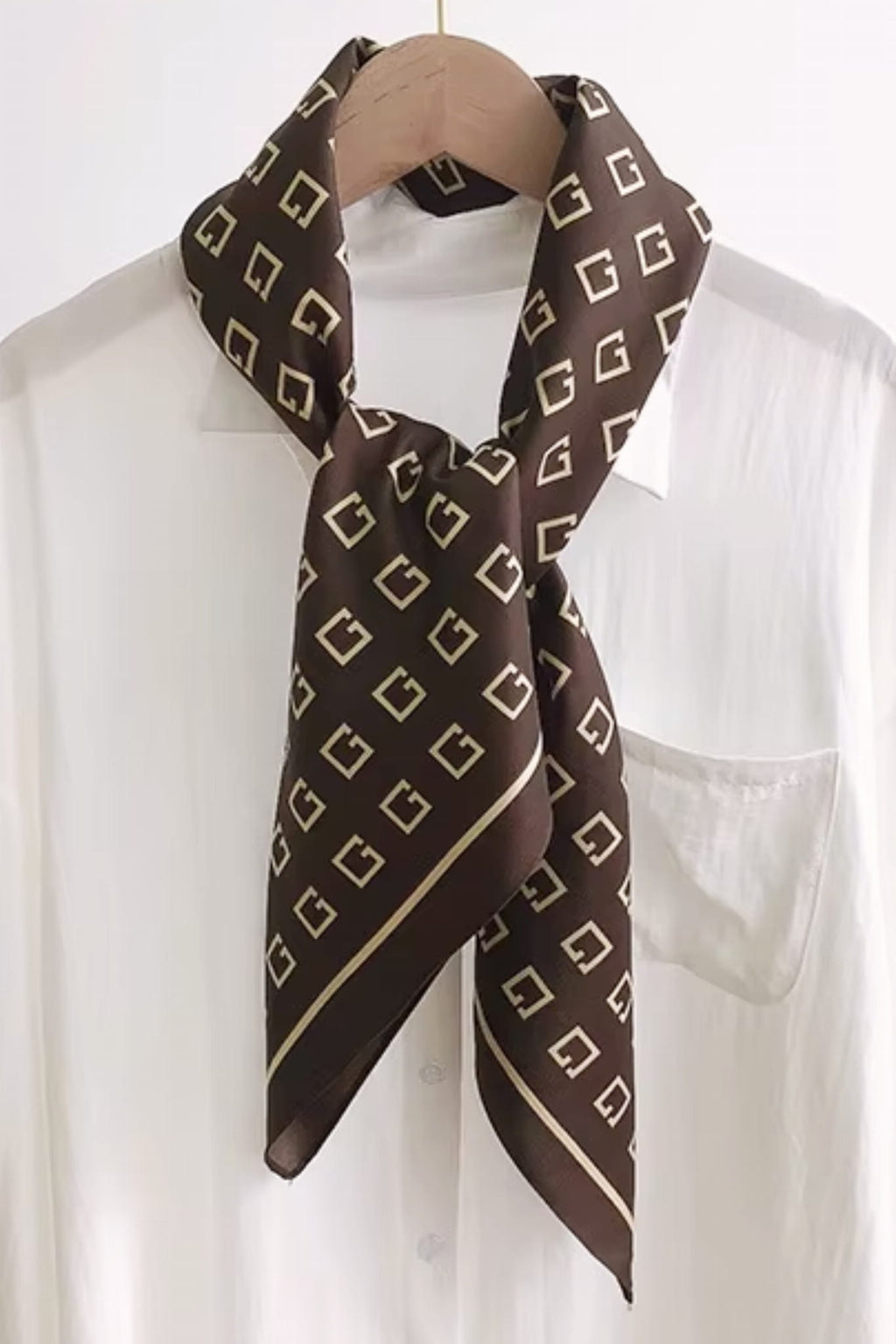 Apaszka w użyciu, związana na szyi, podkreślająca elegancki strój | KAMEA | Spironik.pl