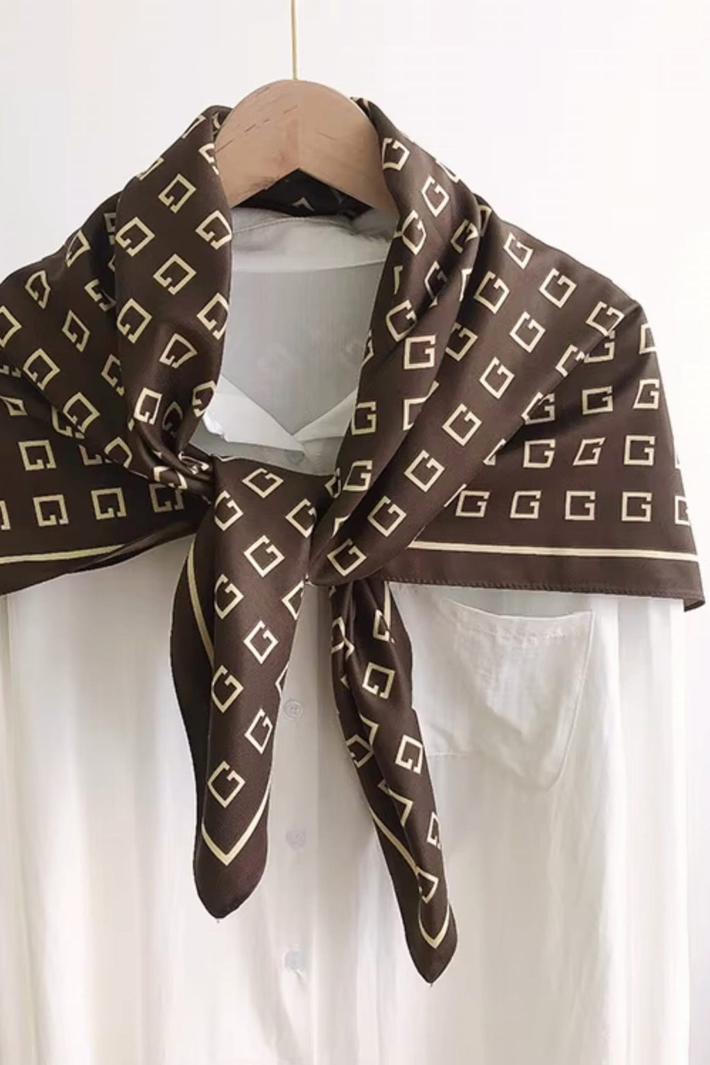 Apaszka w skali, leżąca obok eleganckiego zegarka i biżuterii | KAMEA | Spironik.pl