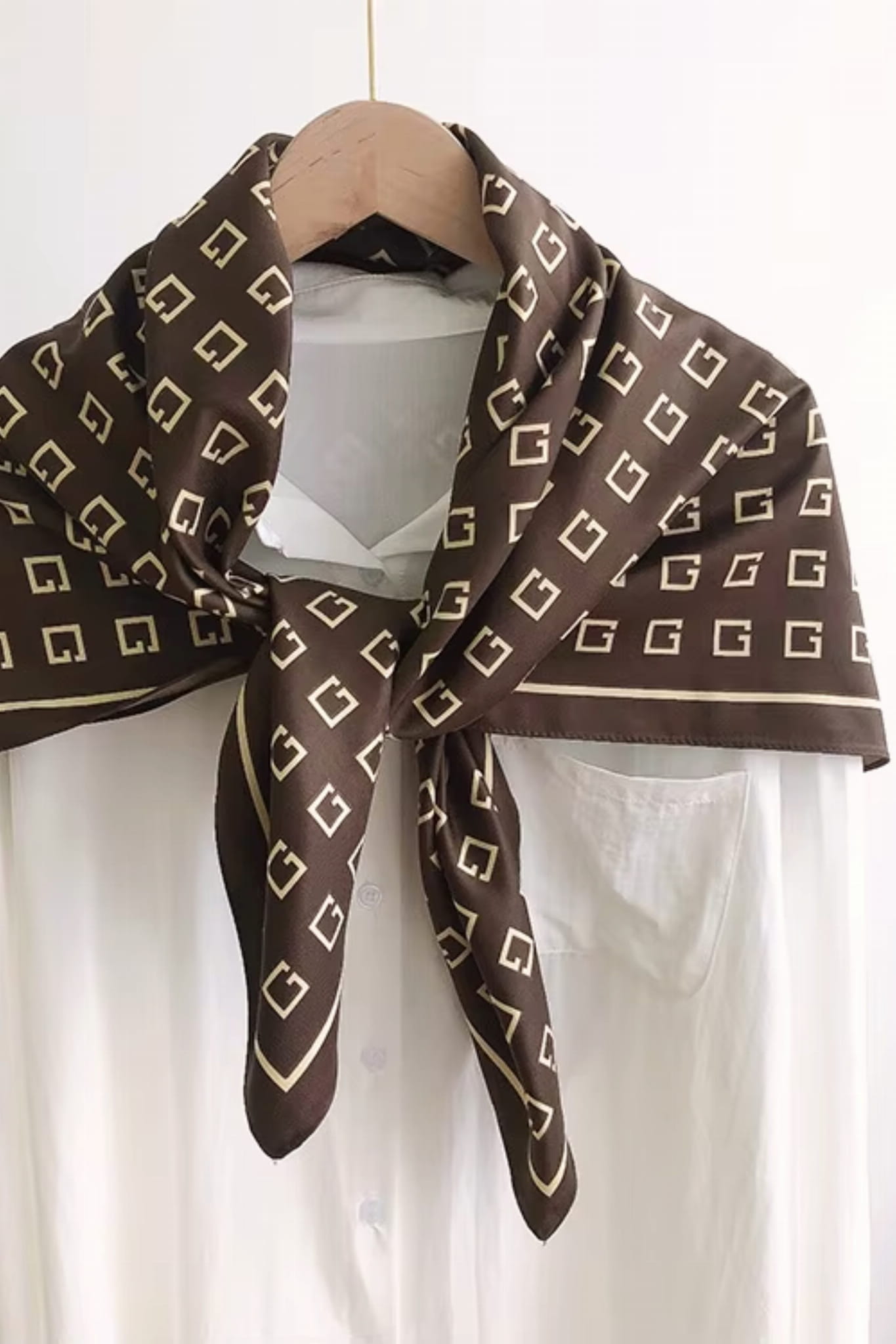 Apaszka w skali, leżąca obok eleganckiego zegarka i biżuterii | KAMEA | Spironik.pl