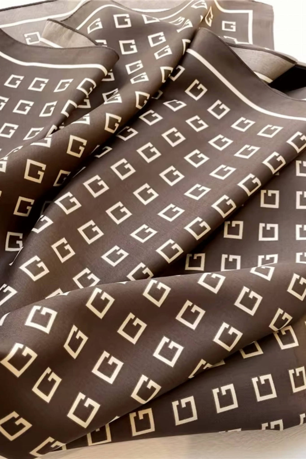 Widok boku apaszki, ukazujący lekki połysk materiału | KAMEA | Spironik.pl