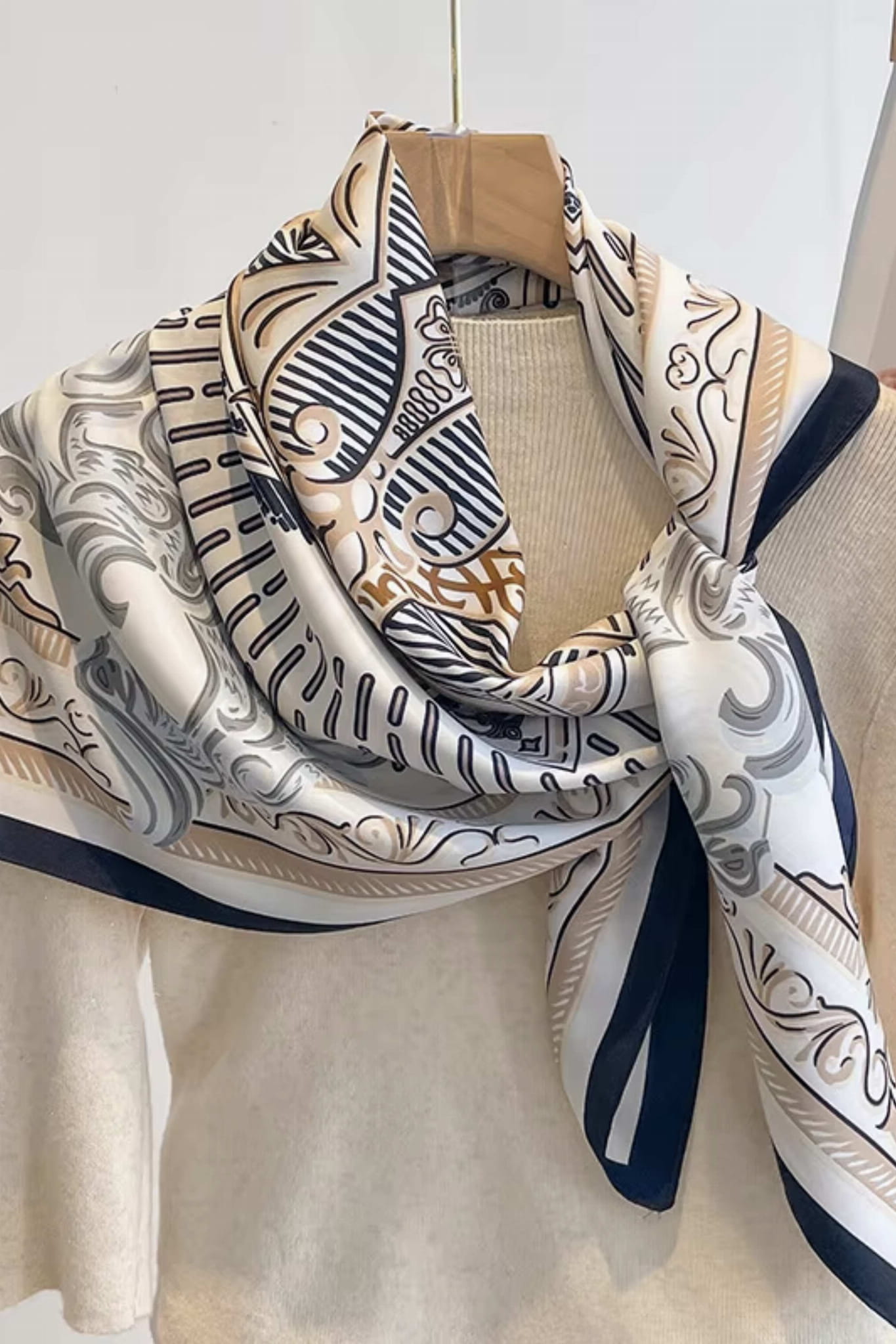 Apaszka w użyciu, stylowo zawiązana na szyi, podkreślająca elegancki look | KAMEA | Spironik.pl