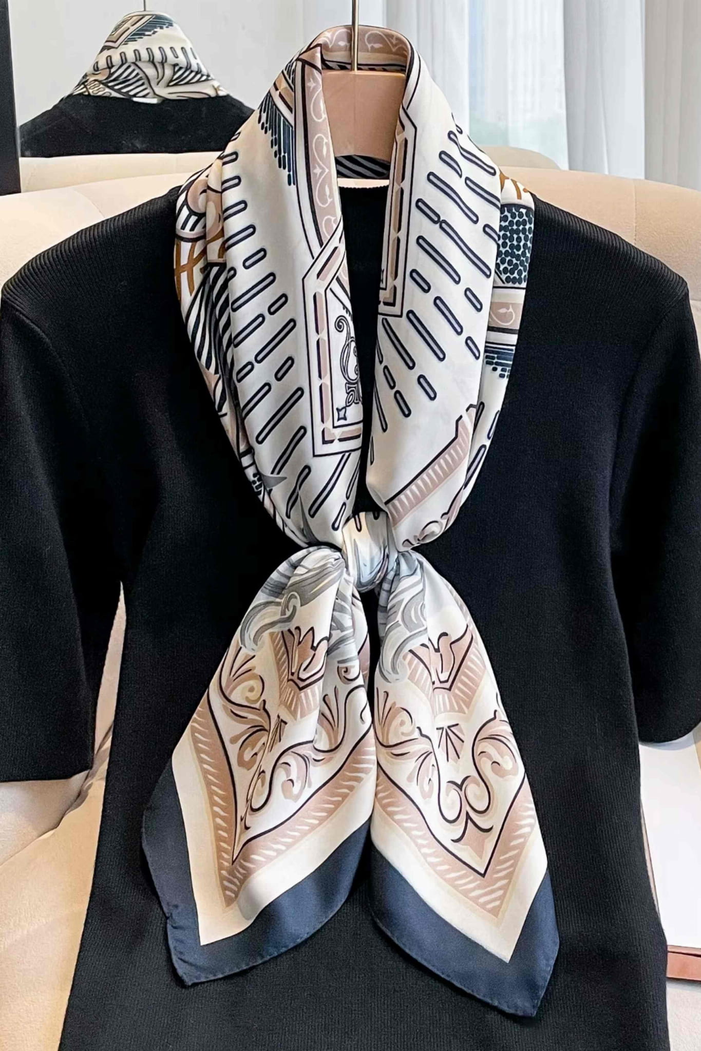 Apaszka w stylu orientalnym, leżąca na płaskiej powierzchni, z widocznymi odcieniami złota | KAMEA | Spironik.pl