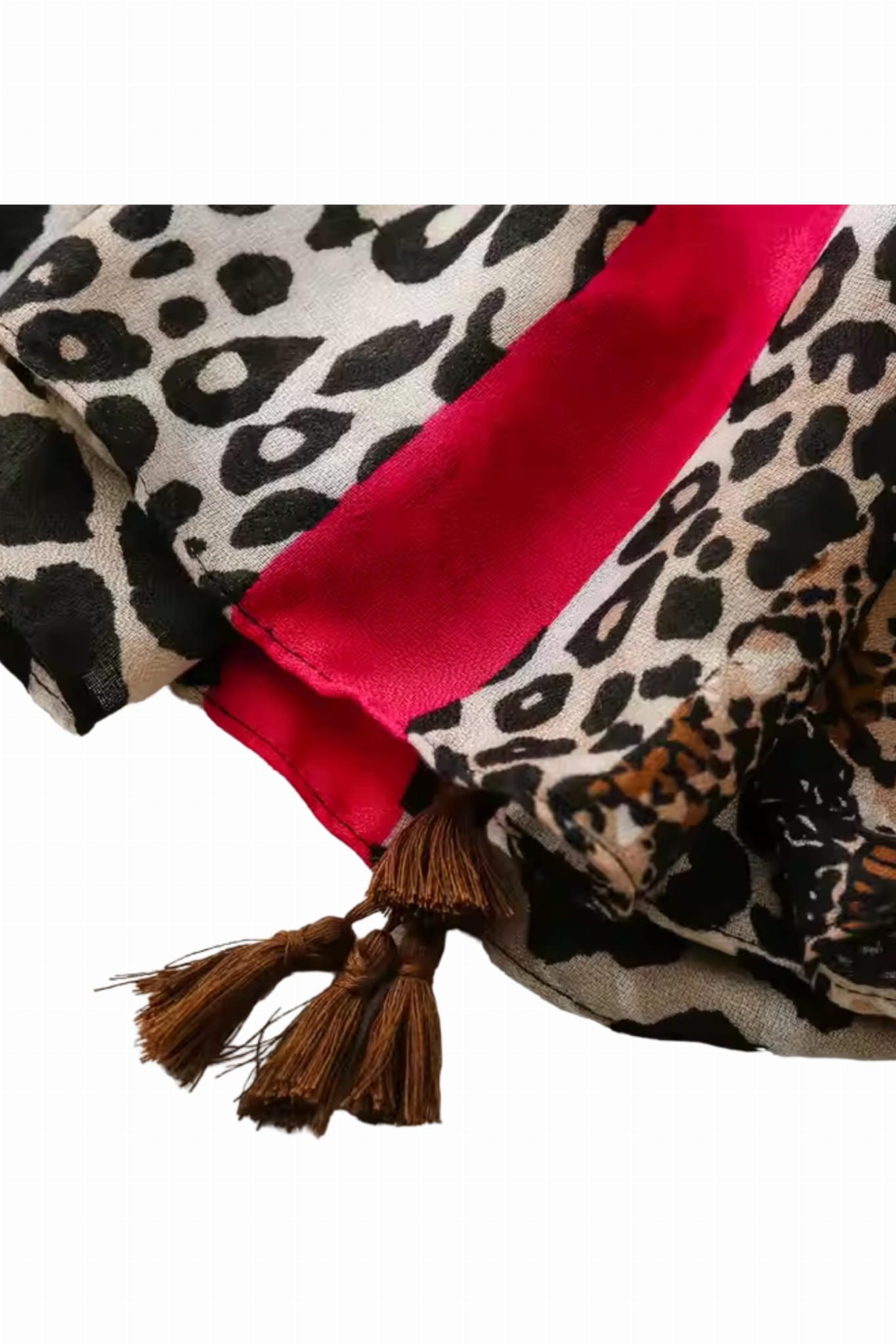 Szal damski z 100% wiskozy w panterkę, ukazany z boku na tle dżinsów | KAMEA | Spironik.pl