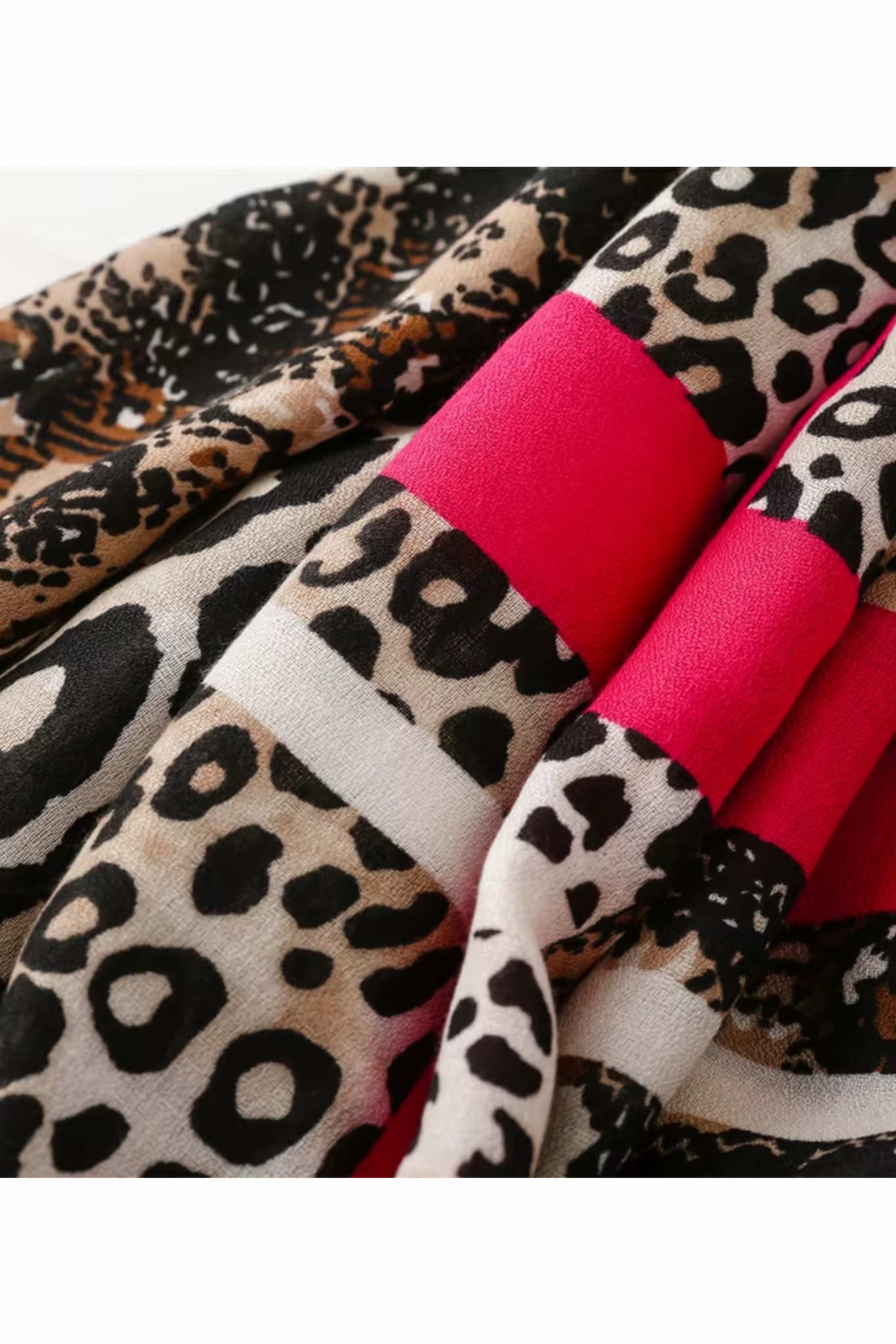 Wzór szala z panterką i skórą węża w zbliżeniu, ukazujący fakturę materiału | KAMEA | Spironik.pl