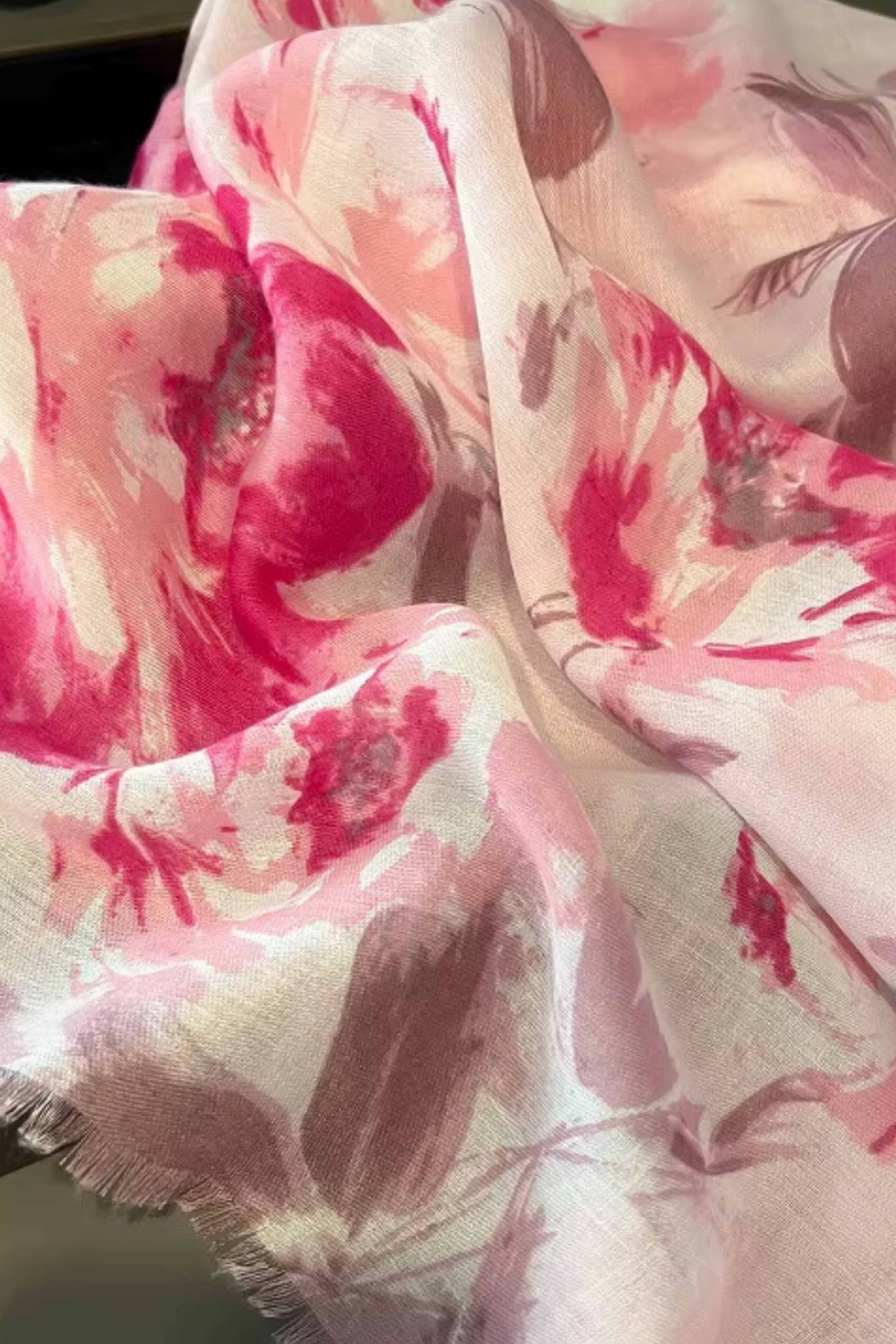 Detal kwiatowego wzoru na różowym szalu, idealny dodatek do codziennych stylizacji | KAMEA | Spironik.pl