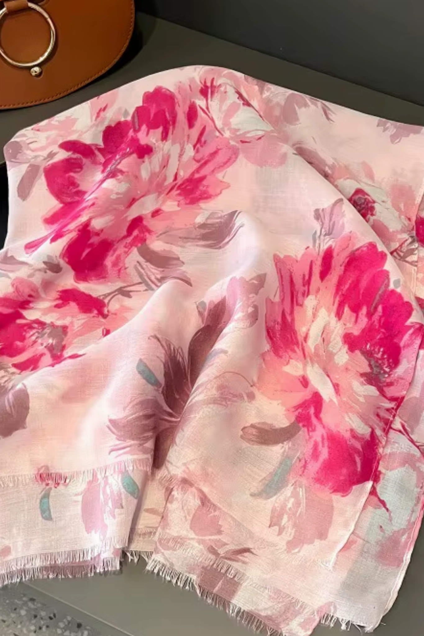 Szal damski w odcieniach różu, prezentujący miękką fakturę materiału z bliska | KAMEA | Spironik.pl