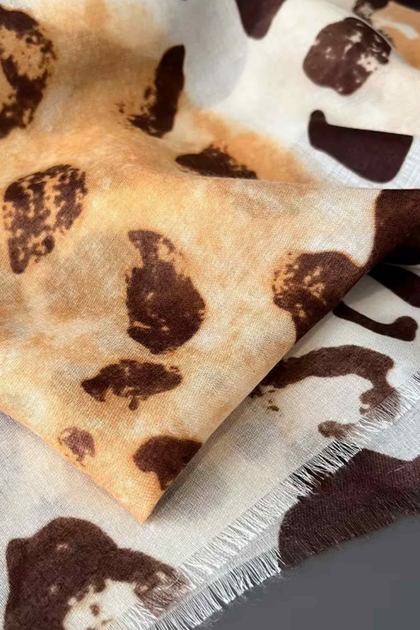 Detal szala ukazujący miękką fakturę bawełny i wiskozy w odcieniach brązu | KAMEA | Spironik.pl