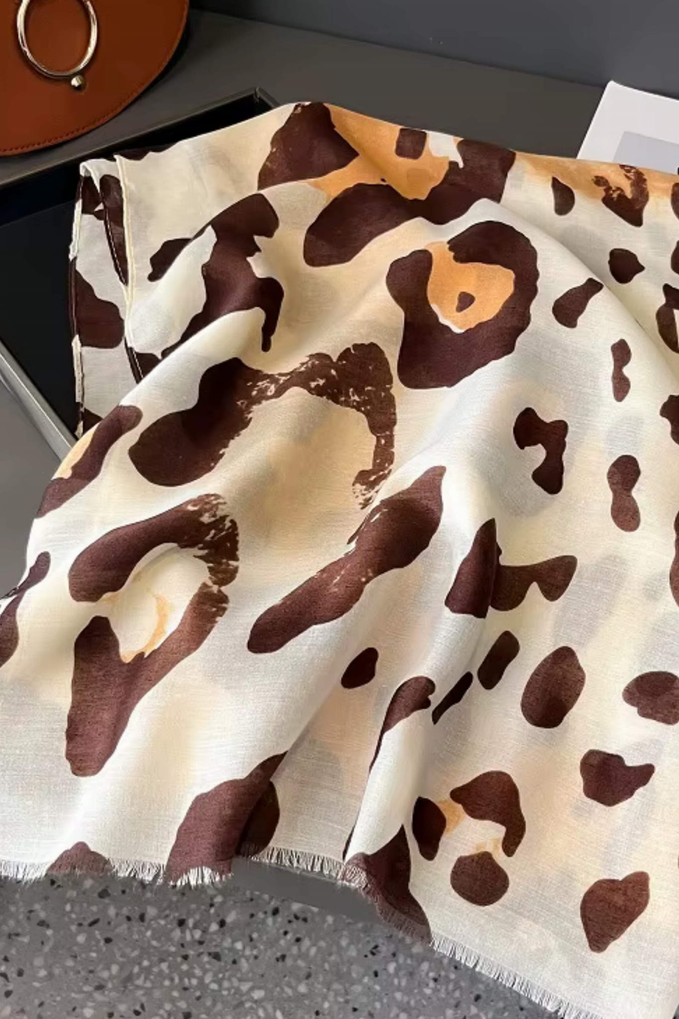 Szal o wymiarach 180x90 cm, idealny do noszenia w różnych stylizacjach | KAMEA | Spironik.pl