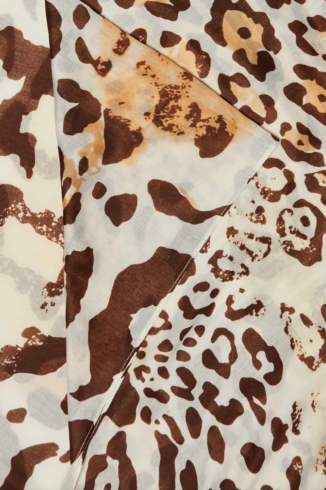 Przód szala z nieregularnymi plamami w kolorach karmelu i czekolady | KAMEA | Spironik.pl