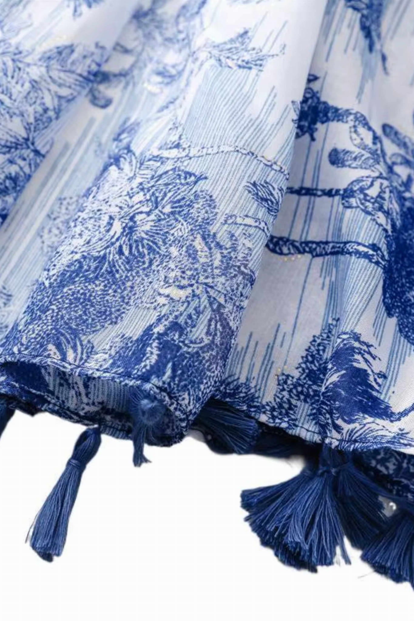 Szal damski w stylu francuskim, prezentujący elegancki, niebieski nadruk na białym tle | KAMEA | Spironik.pl