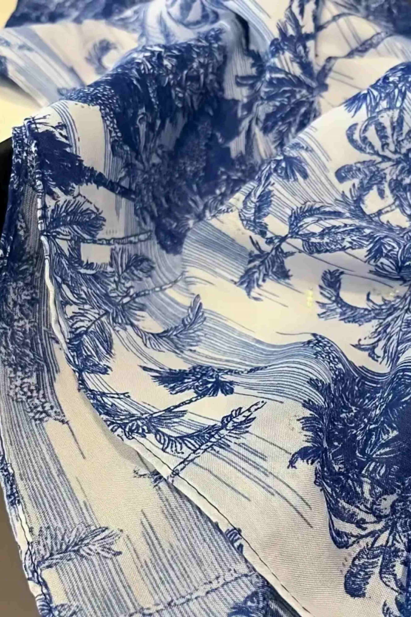 Szal o wymiarach 180x90 cm, idealny do noszenia jako pareo lub narzutka, wykonany z wiskozy | KAMEA | Spironik.pl