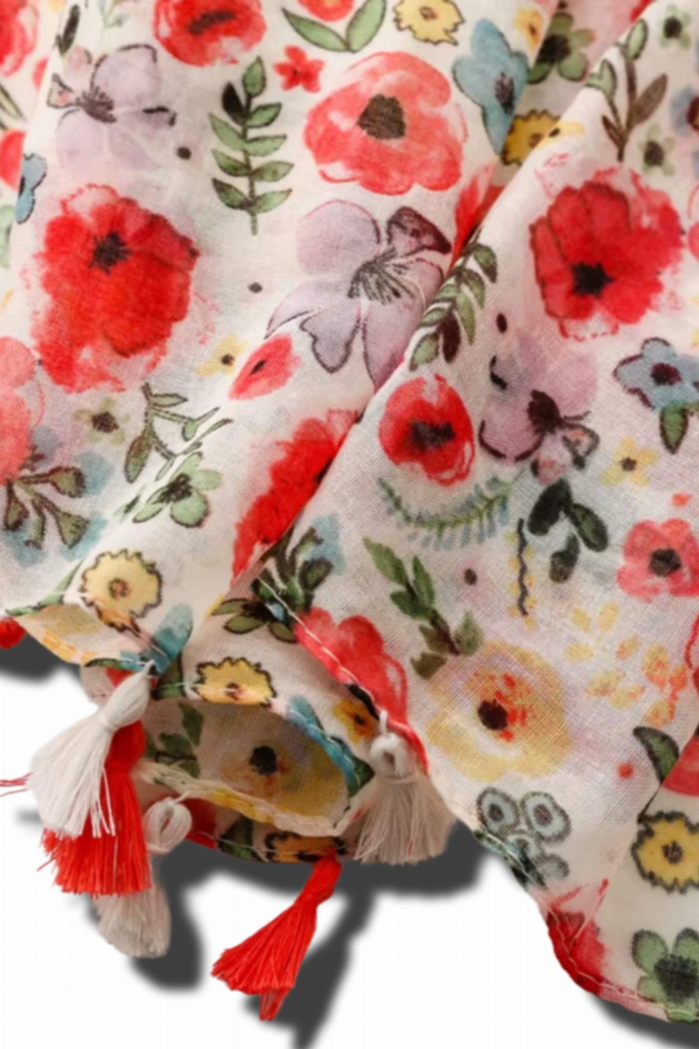 Detal szala z kolorowym nadrukiem kwiatów na kremowym tle, z ozdobnymi frędzlami w czerwieni i bieli | KAMEA | Spironik.pl