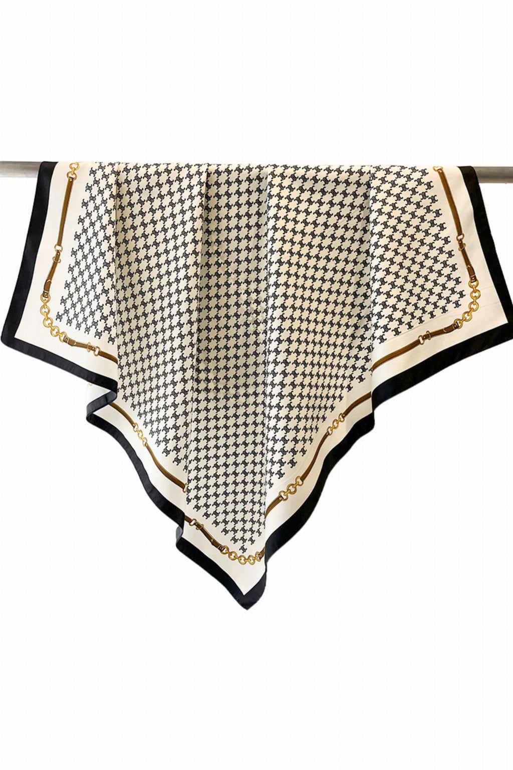 Detal apaszki z imitacji jedwabiu, ukazujący drobny czarno-biały deseń | KAMEA | Spironik.pl