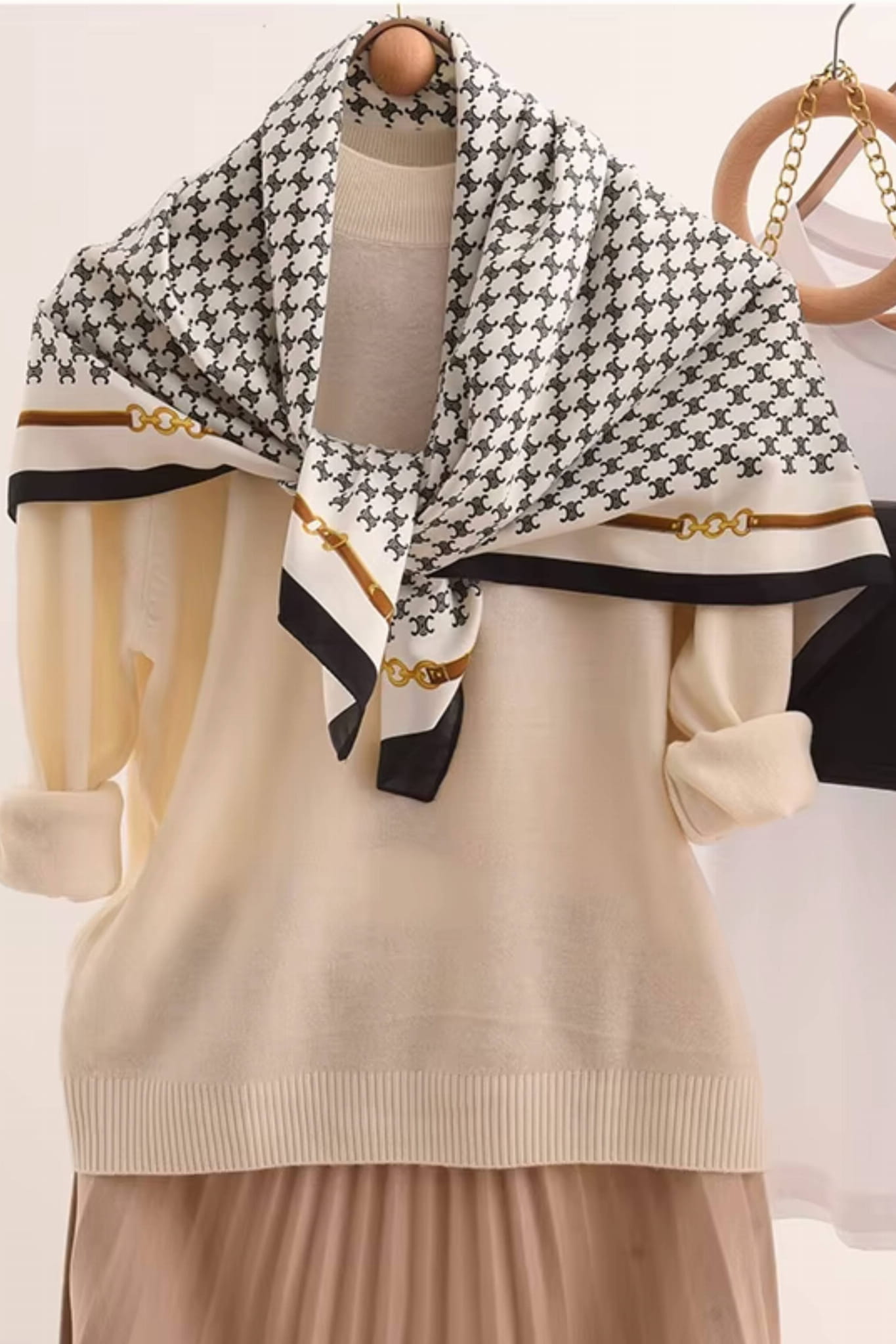 Skala apaszki 90x90 cm, ukazująca jej uniwersalność w różnych stylizacjach | KAMEA | Spironik.pl