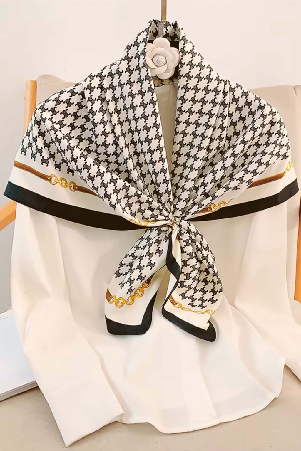 Apaszka w klasycznym stylu, idealna do eleganckich marynarek i codziennych płaszczy | KAMEA | Spironik.pl