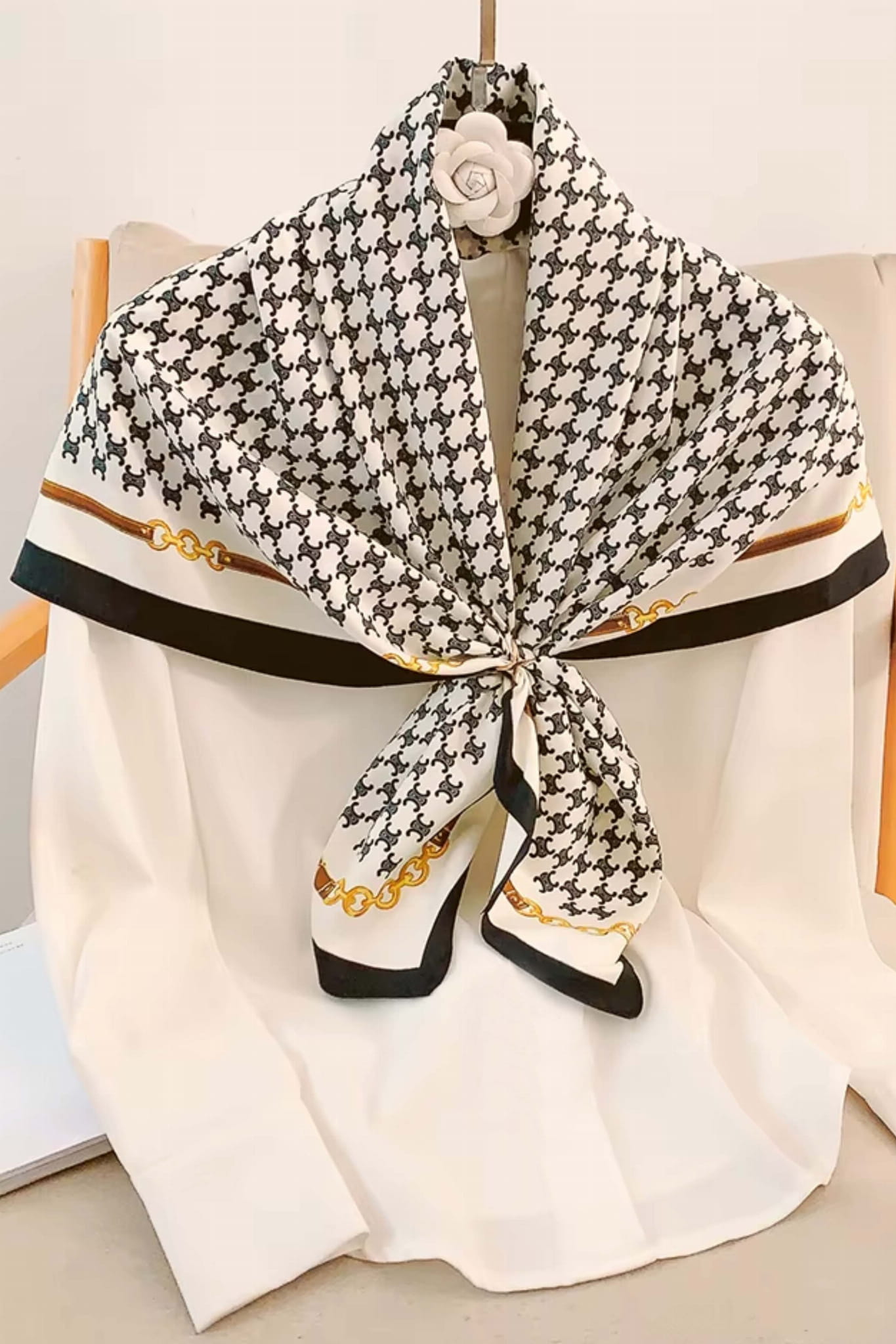 Apaszka w klasycznym stylu, idealna do eleganckich marynarek i codziennych płaszczy | KAMEA | Spironik.pl