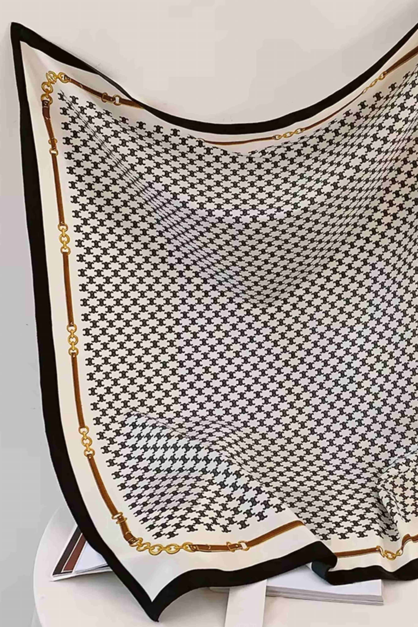 Apaszka w użyciu, stylowo zarzucona na ramiona, podkreślająca elegancję | KAMEA | Spironik.pl