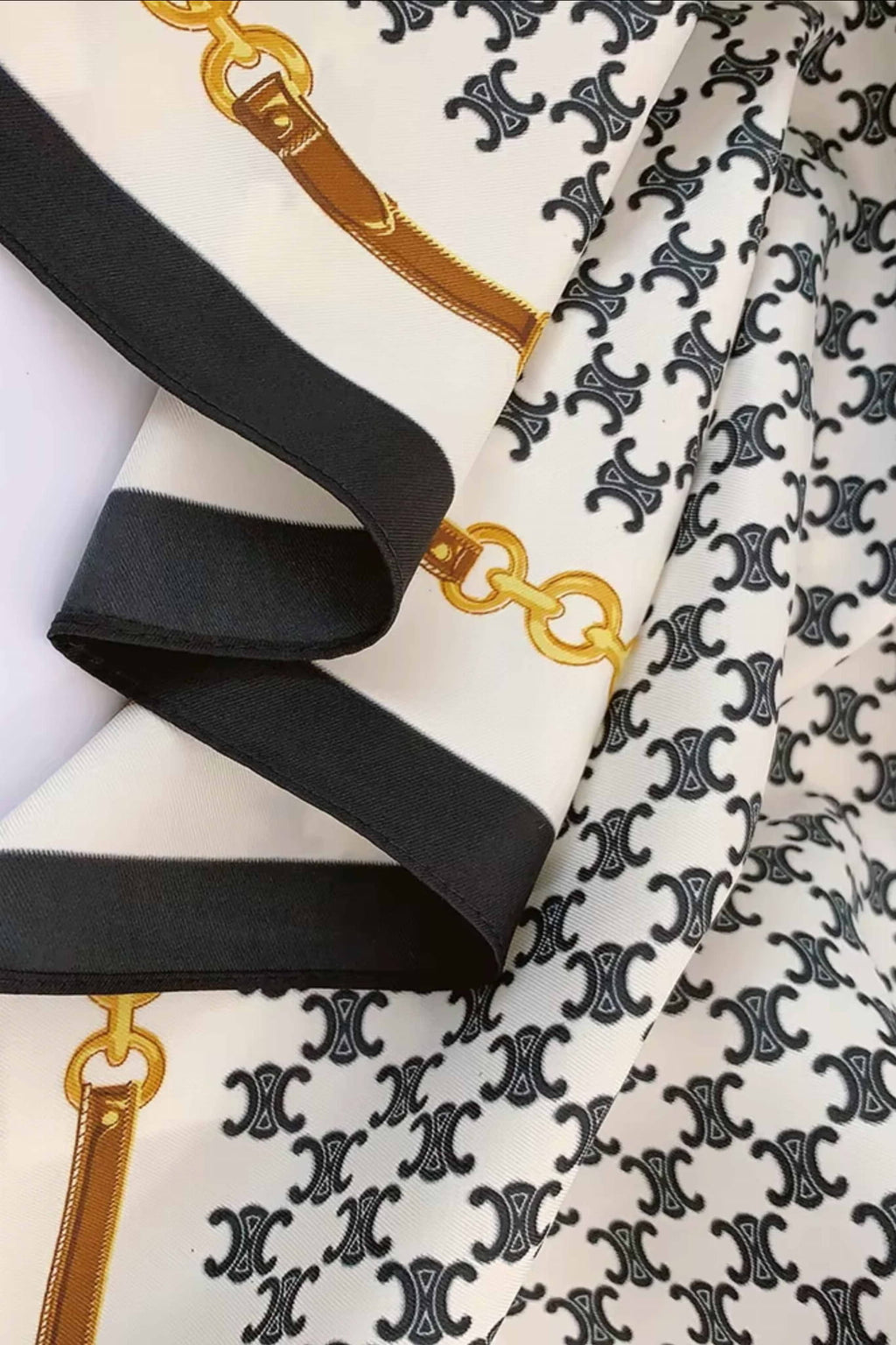 Wzór apaszki z bliska, ukazujący geometryczny deseń i złote akcenty | KAMEA | Spironik.pl