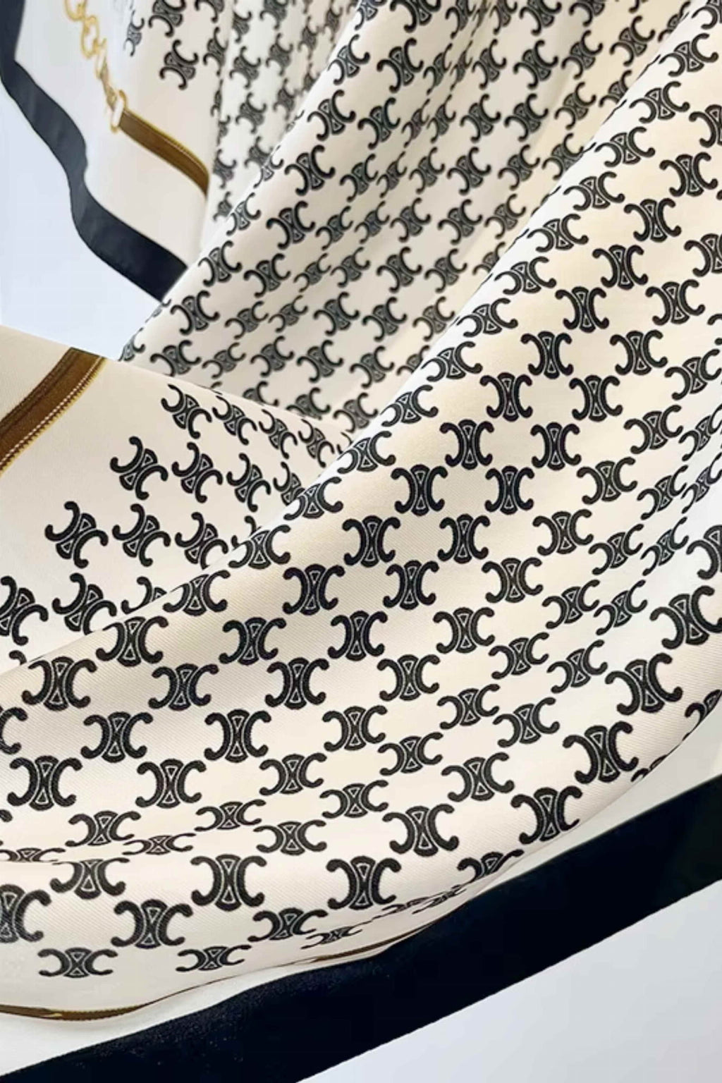 Bok apaszki 90x90 cm, prezentujący luksusowe wykończenie i fakturę materiału | KAMEA | Spironik.pl