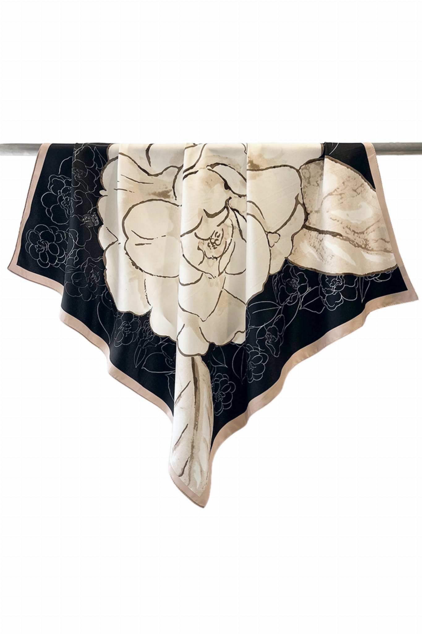 Apaszka w stylu klasycznym, z obramowaniem w odcieniu kawy z mlekiem, idealna do eleganckich stylizacji | KAMEA | Spironik.pl