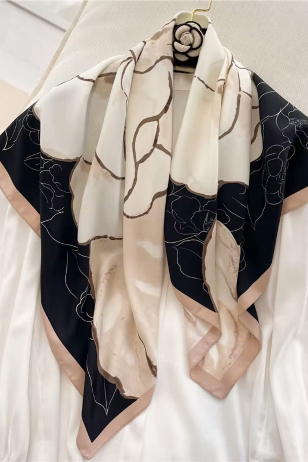 Detal apaszki z poliesteru premium, ukazujący malarską fakturę beżowej róży na ciemnym tle | KAMEA | Spironik.pl