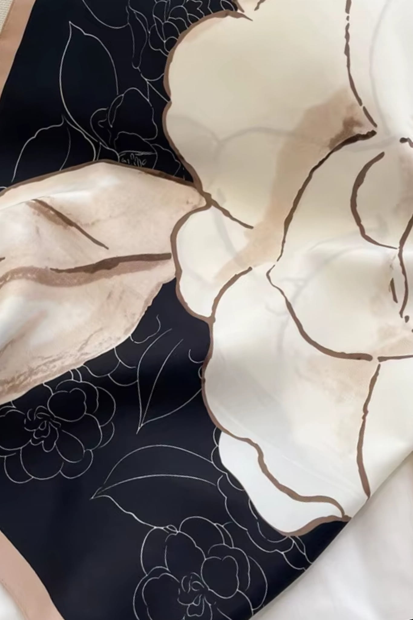 Widok apaszki z boku, prezentujący jej miękki materiał i efektowny wygląd przy wiązaniu | KAMEA | Spironik.pl